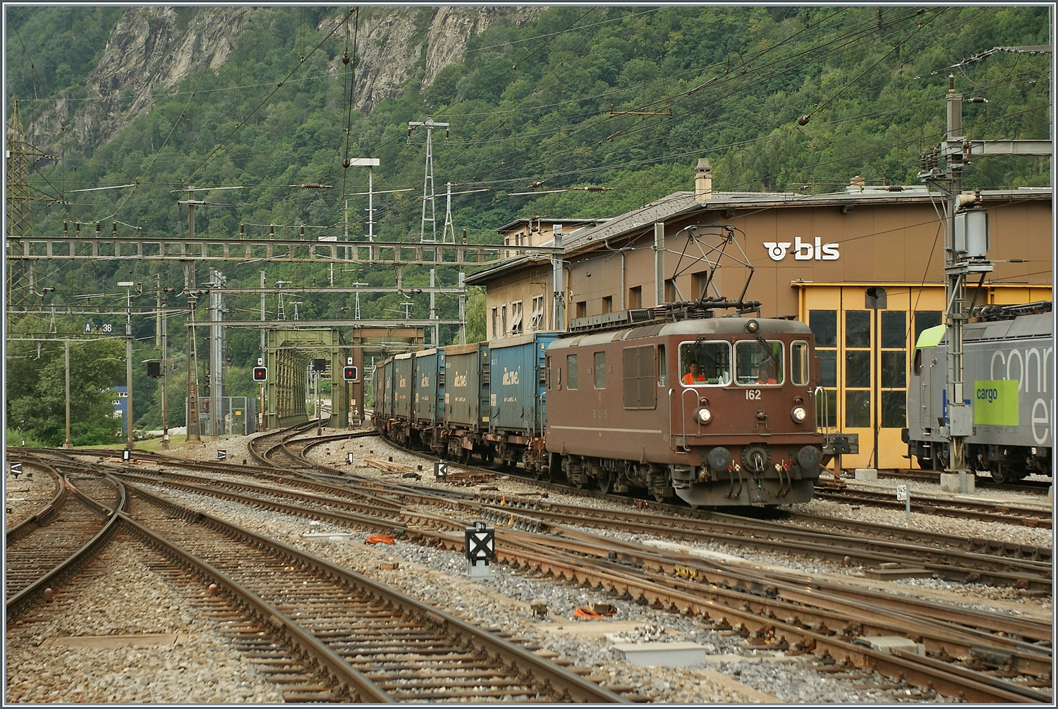 BLS Re 4/4 161- 162  Prototypen 1964, als Ae 4/4 II 261- 262 abgeliefert; die Re 4/4 162  Court  erreicht mit einem Güterzug von der Löschberg Bahn kommend den Bahnhof Brig. 

29. Juni 2011 