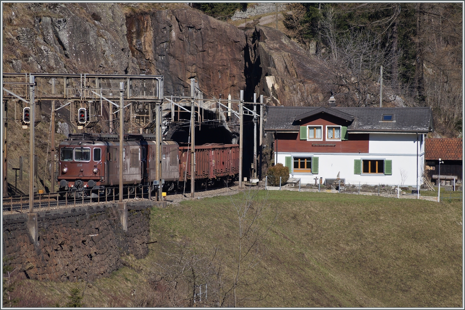 BLS Re 4/4 166 - 173, ab 1970; die BLS Re 4/4 168  Baltschieder  und eine weitere sind mit einem Güterzug auf der Gotthard Nordrampe zwischen Wasen und Göschenen unterwegs.

14. März 2014