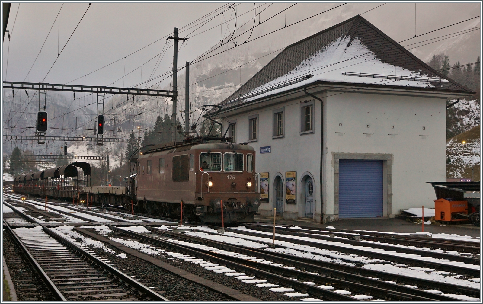 BLS Re 4/4 174 - 176 ab 1972; die BLS Re 4/4 175  Gampel  ist in Kandersteg mit einem Autotunnelzug im Einsatz. 

9. Nov. 2017