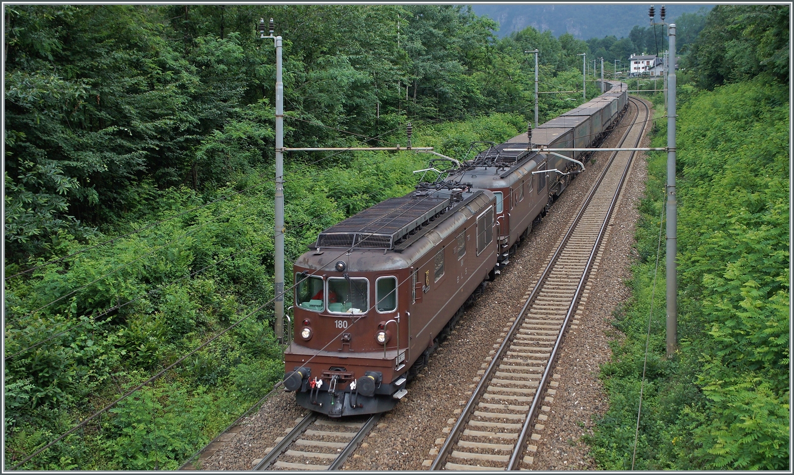 BLS Re 4/4 177 - 180 ab 1972 (an SEZ/GBS/BN ausgeliefert); die BLS Re 4/4 180  Ville de Neuchâtel  (ex BN Re 4/4) und eine weitere ziehen kurz vor Varzo einen Güterzug Richtung Brig. 

2. Juli 2014