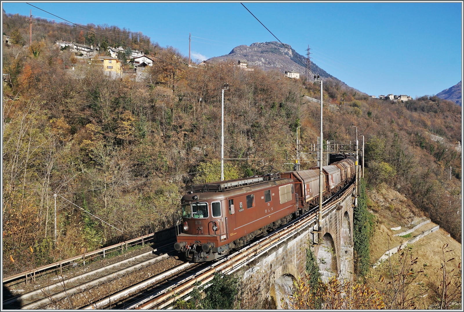 BLS Re 4/4 177 - 180 ab 1972 (an SEZ/GBS/BN ausgeliefert); die BLS Re 4/4 178  Schwarzenburg  (ex GBS Re 4/4) ist mit einem Güterzug bei Preglia auf der Fahrt Richtung Domodossola. 

21. Nov. 2017  