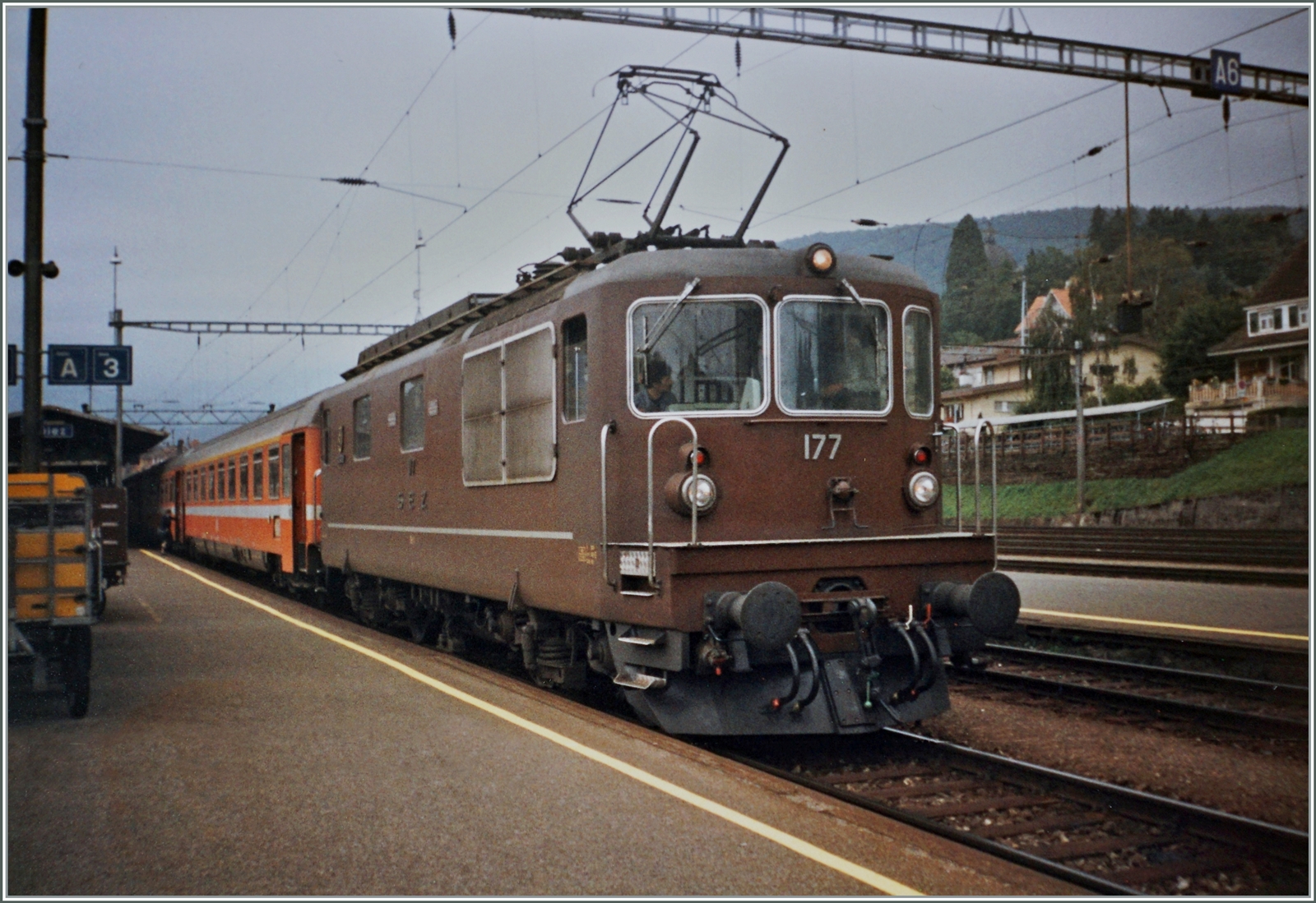 BLS Re 4/4 177 - 180 ab 1972 (an SEZ/GBS/BN ausgeliefert); die BLS Re 4/4 177  Zweisimmen  (ex SEZ Re 4/4) wartet mit dem EC  Vauban  von Milano nach Bruxelles in Spiez auf die weiterfahrt. 

Analog Bild vom Sept. 1992