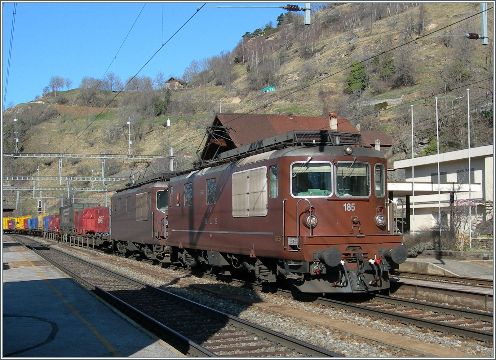 BLS Re 4/4 181 - 189 ab 1974; die BLS Re 4/4 185  Lalden  und eine weitere sind bei Ausserberg mit einem Güterzug auf dem Weg in Richtung Brig. 

16. März 2007