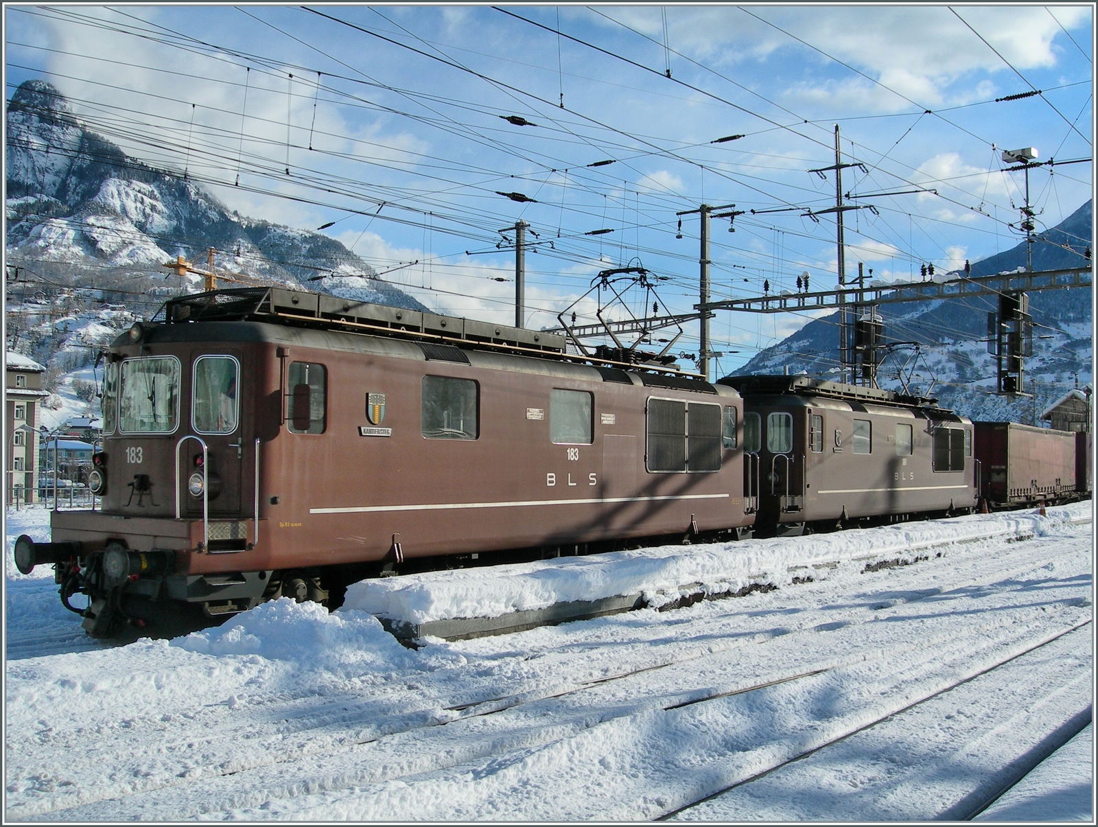BLS Re 4/4 181 - 189 ab 1974; die BLS Re 4/4 183  Kandersteg  und eine weitere verlassen Brig mit einem Güterzug Richtung Spiez. 

22. März 2008