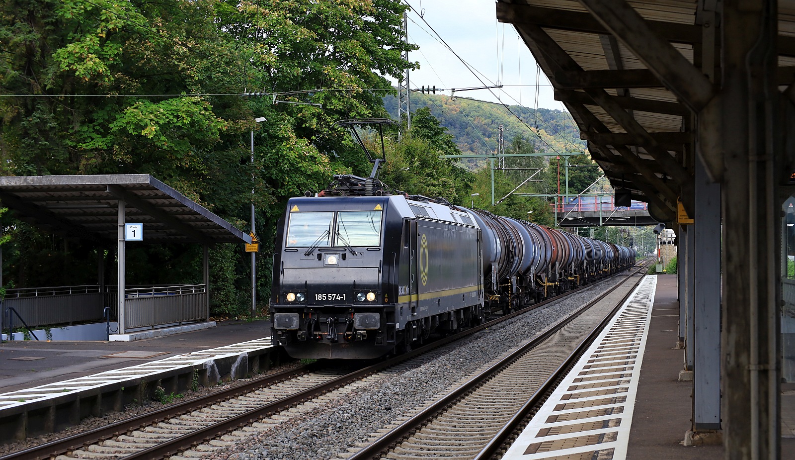 BRLL 185 574-1 mit Keeselzug gen Andernach. Brohl 13.09.2023