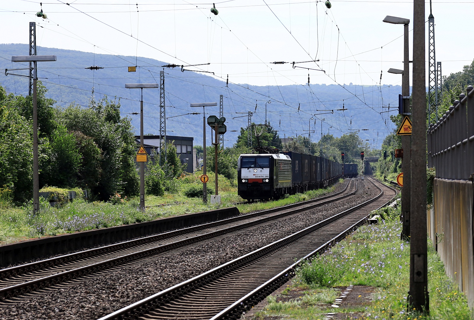 BRLL/SBBCI ES 64 F4-282 mit GTS Containerzug muss einen kurzen Halt in Oberwesel einlegen. 09.08.2024