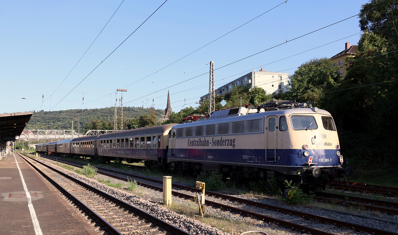CBG 110 383-7 mit ihrem  Feuerwerks-Express  anlässlich des Rhein in Flammen Feuerwerks zw Spay und Koblenz. Bingen 09.08.2025