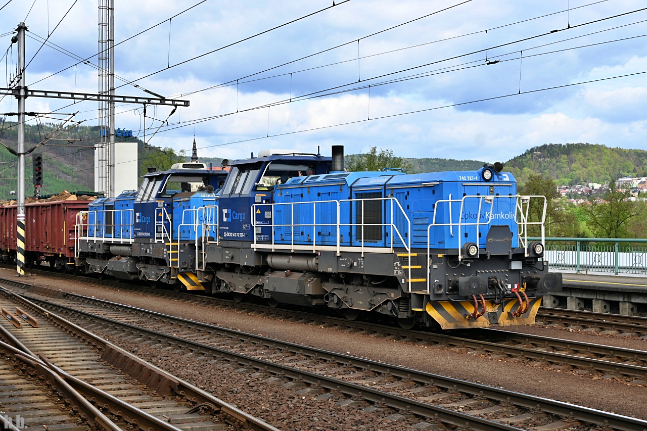 CDC 742 727-1 und 742 741-2 fuhren mit einen gterzug durch decin hl.n.,10.04.24