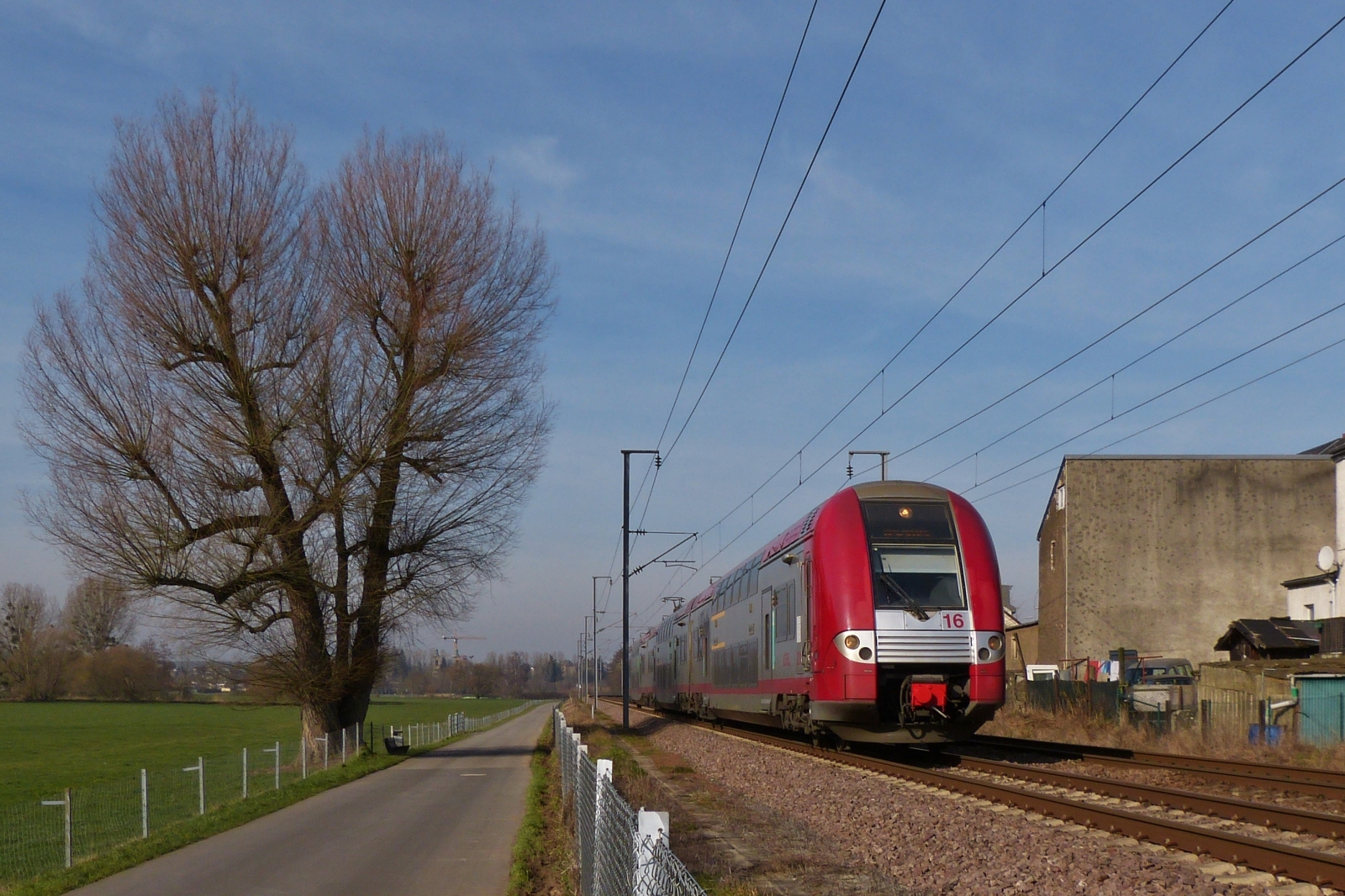 CFL 2216, hat vor kurzem den Bahnhof von Mersch verlassen, fährt hier an unserer Fotostelle an uns vorbei, er bedient als RB die Strecke Diekirch Luxemburg. 02.2023 

