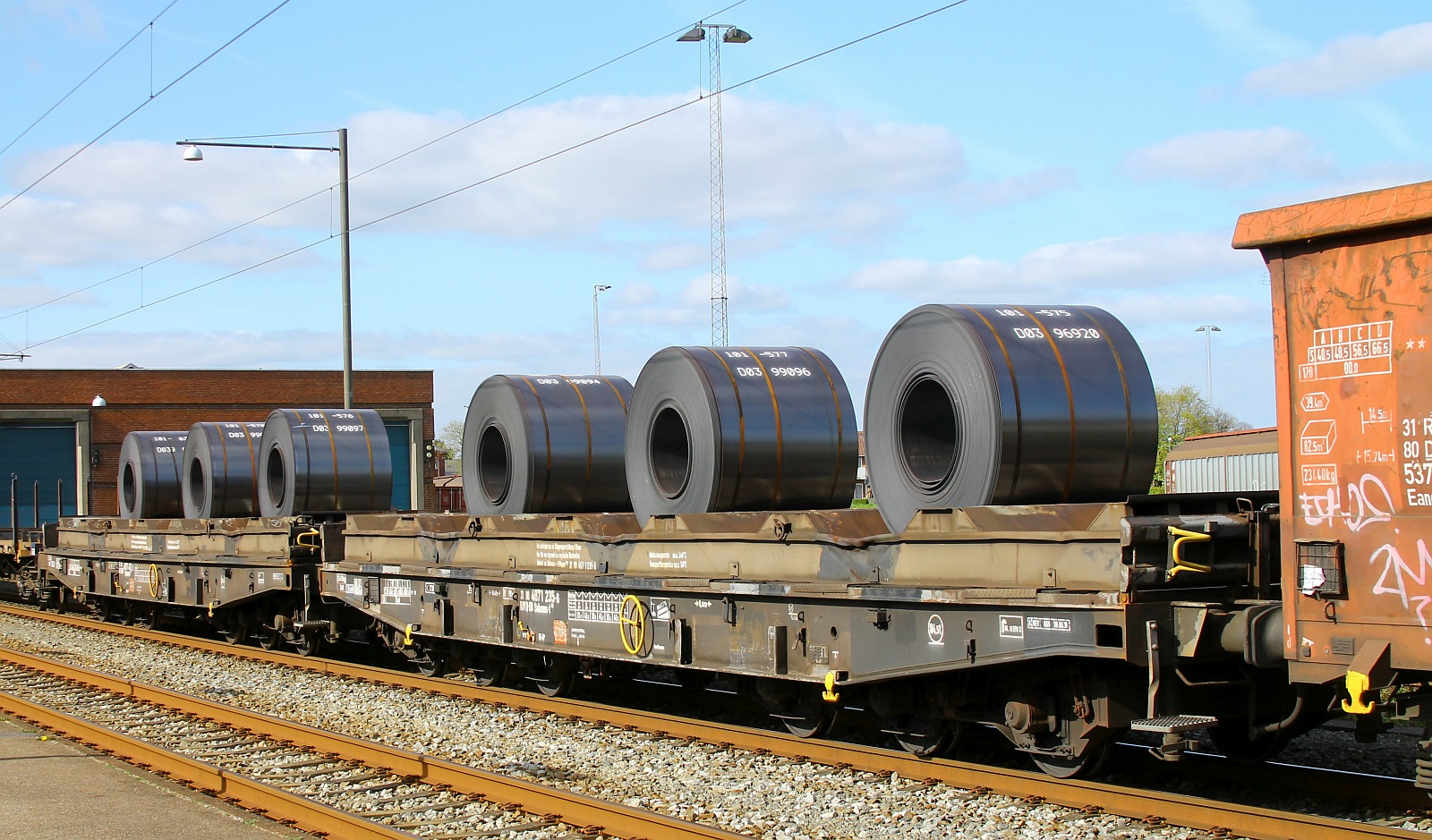 D-DB 31 80 4871 235-6 Gattung Sahmms-t 710 beladen mit schweren Coils, Pattburg/DK 03.05.2023