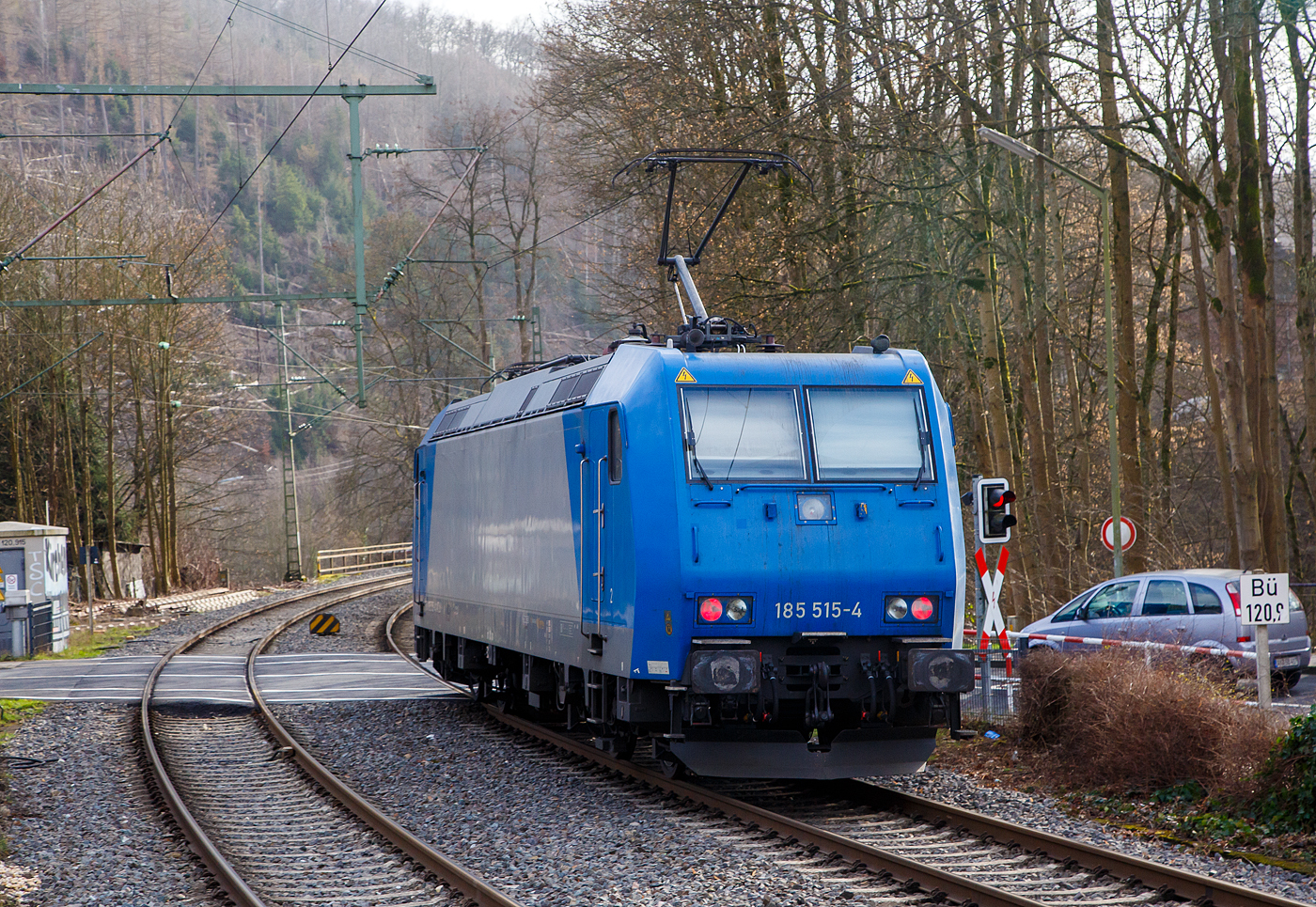 Da am Gegengleis der RE 9 einfuhr/zufuhr war nur der Nachschuss mglich...
Die 185 515-4 (91 80 6185 515-4 D-ATLU) der Alpha Trains Luxembourg S..r.l. fhrt auf Tfzf (Triebfahrzeugfahrt) am 04.02.2023 durch Kirchen/Sieg in Richtung Kln.

Die TRAXX F140 AC1 wurde 2002 von der Bombardier Transportation GmbH in Kassel unter der Fabriknummer 33523 gebaut.