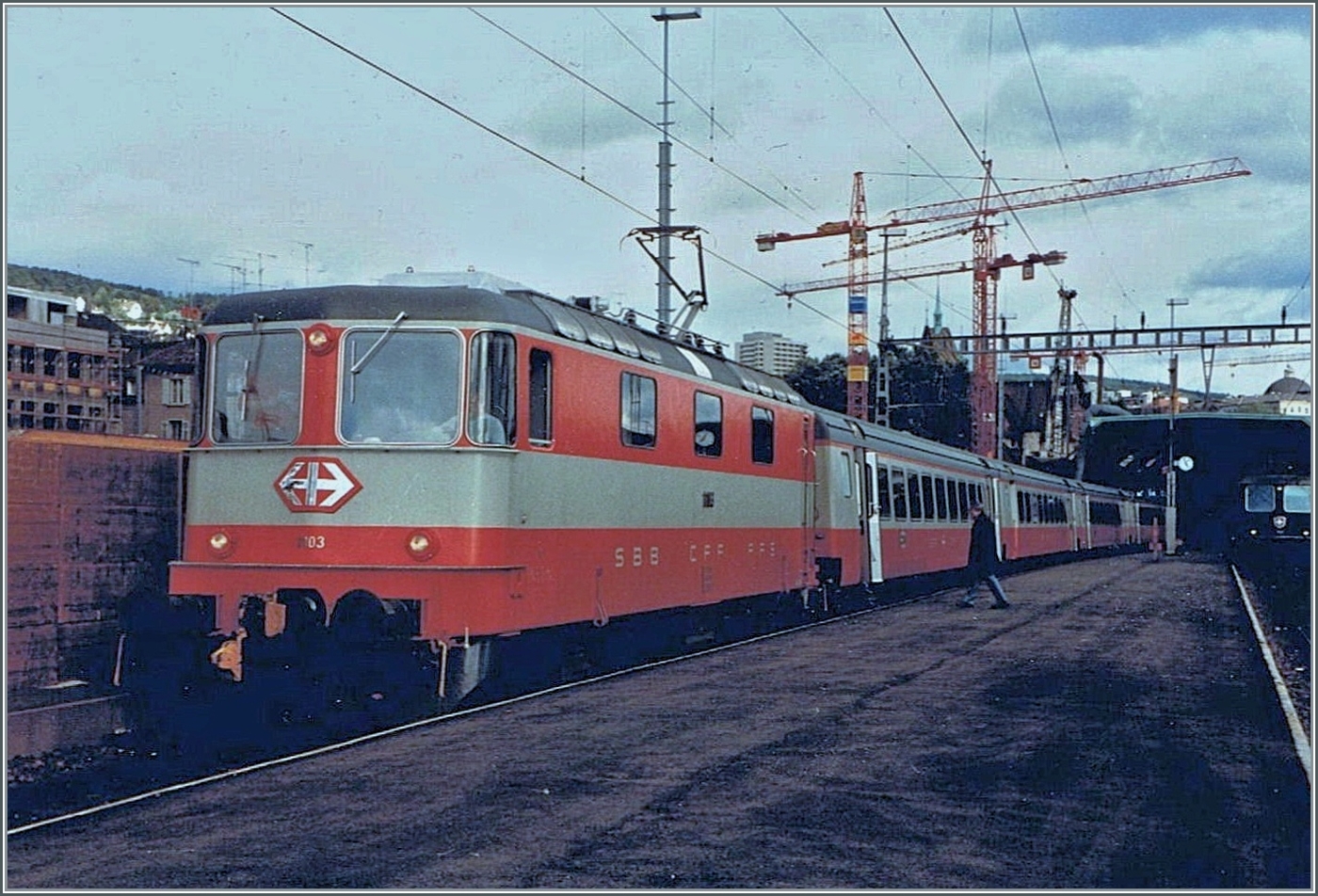 Da aus gründen der Stückzahl und des Alters eher wenig zu sehen, zeige ich trotz Qualitätsmängel ein Bild der Prototyp Re 4/4 II 11003 die mit einem Swiss-Express in Zürich HB auf die Abfahrt wartet. 

Gescanntes Analogbild vom 25. Juli 1984