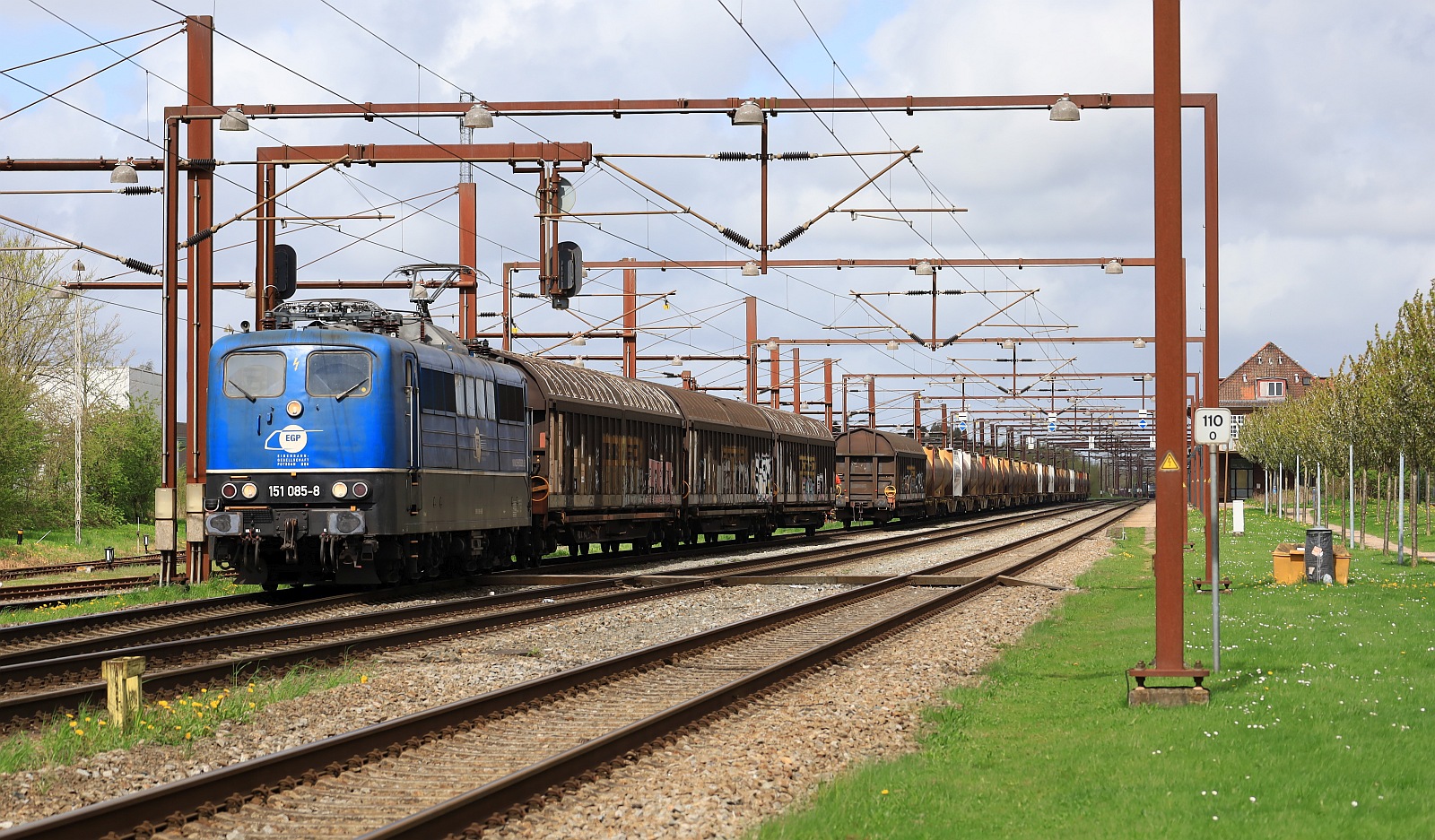 Da ein schadhafter Wagen die Abfahrt verhinderte wurde dieser kurzerhand vom Zug entfernt. Hier beginnt die Rangierfahrt der EGP 151 mit den 3 Siins Wagen. Pattburg/DK 14.04.2024