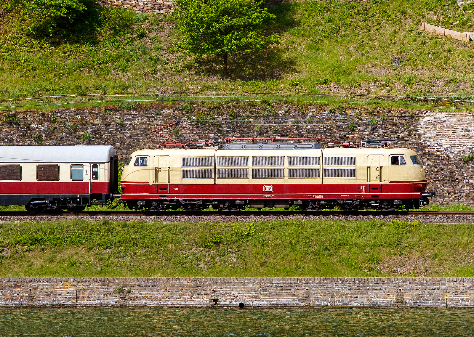 Dampfspektakel 2018 - Die 103 113-7 (91 80 6103 113-7 D-DB) vom DB-Museums in Koblenz mit ihrem kurzem TEE (Trans Europ Express) Trier - Wittlich - Koblenz, fährt am 28.04.2018 zwischen Kattenes und Löf in Richtung Koblenz. 

Die 103.1 wurde 1970 von Henschel in Kassel unter der Fabriknummer 31431 gebaut, der elektrische Teil ist von Siemens. Die E-Loks der BR 103 sind die weltweit stärkste einteilige Lokomotiven Sie haben eine Leistung von 10.400 kW (14.140 PS) die auf 9.000 kW (12.236 PS) begrenzt wurden.