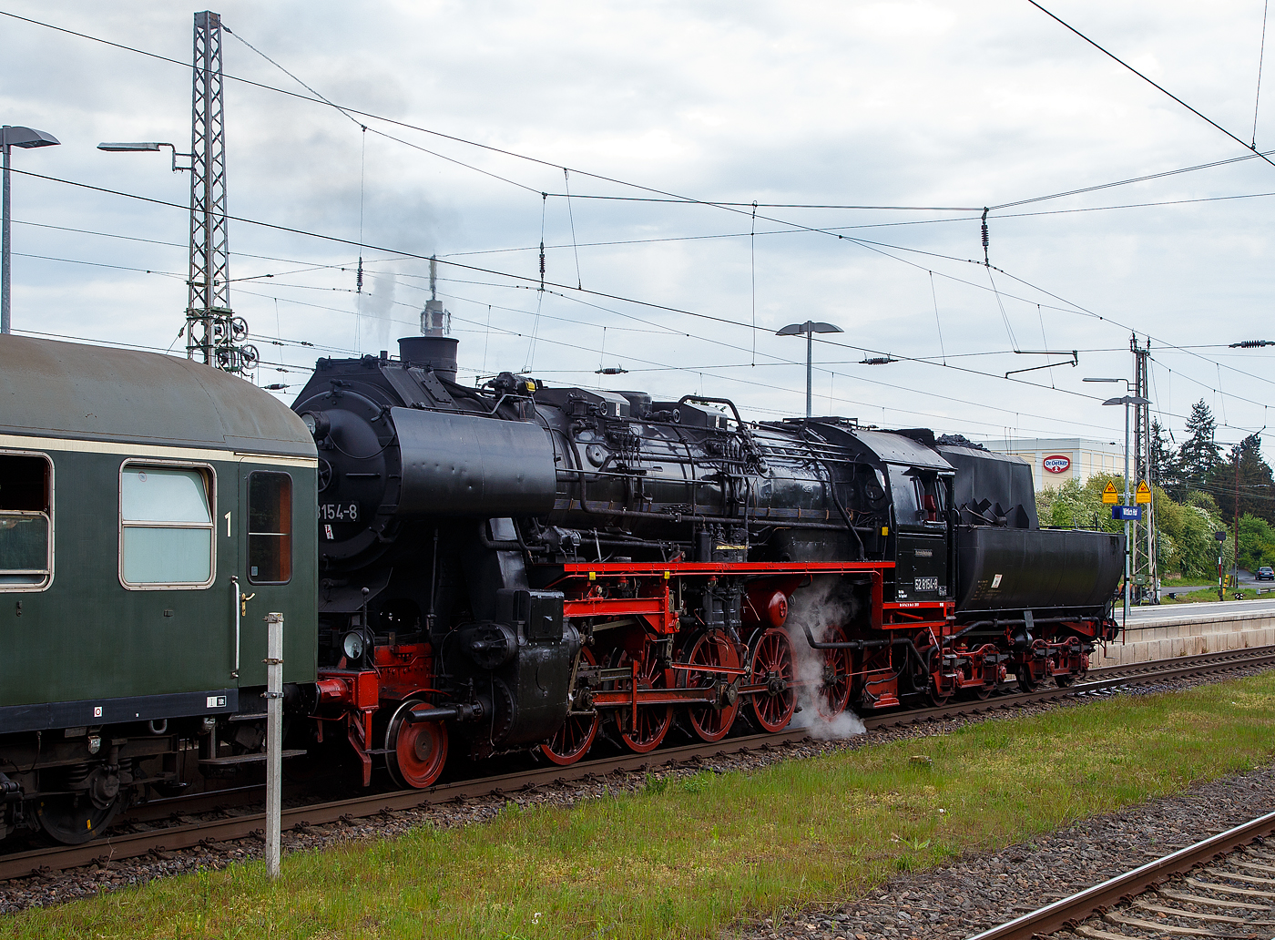 Dampfspektakel 2018 - Die 52 8154-8 vom EMBB - Eisenbahnmuseum Bayerischer Bahnhof e.V. (Leipzig), ex DR 052 154-2, hat am 29.04.2018, mit dem Personenzug nach Koblenz, Tender voraus denWittlich Hbf erreicht.

Die Güterzuglok 52 8154 wurde 1943 als Kriegslok 52 4896 von der Maschinenbau und Bahnbedarf Aktiengesellschaft in Babelsberg unter der Fabriknummer 13966 gebaut, von 1949 bis 1965 fuhr sie als DR 52 6896 und wurde 1965 im Raw Stendal zur Reko-Lokomotiven DR 52 8154 umgebaut. Im Jahr 1992 wurde sie als 052 154-2 von der DR ausgemustert und kam zur EMBB. Eingesetzt wurde sie im schweren Güterzug- und Personenzugdienst.
