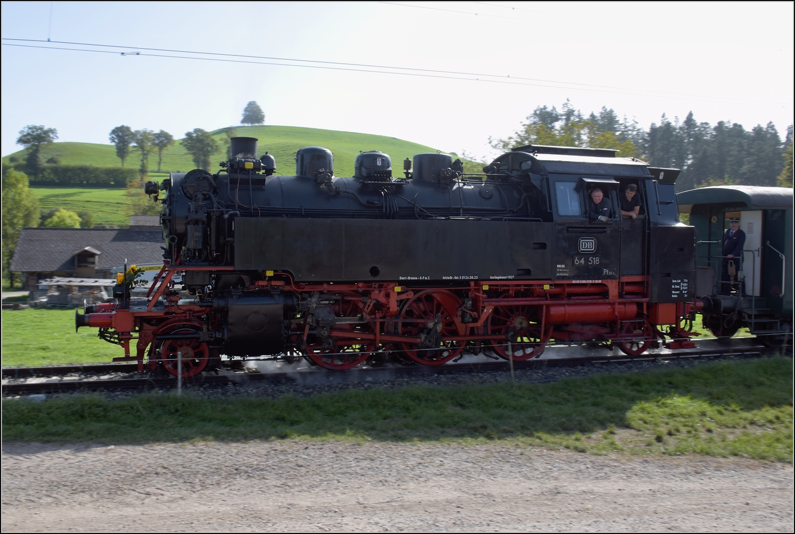 Dampftage Huttwil mit frisch genesenem Bubikopf. 

64 518 bei der Ausfahrt aus dem Bahnhof Husernmoos. Oktober 2023.