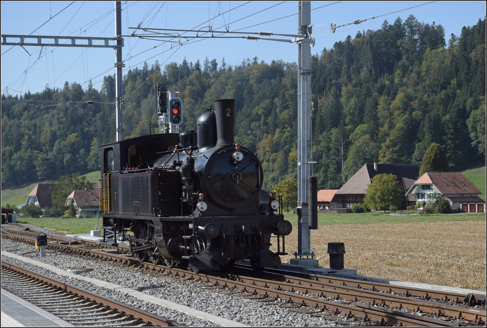 Dampftage Huttwil.

Ed 3/4 2 der Solothurn-Münster-Bahn rangiert im Bahnhof Sumiswald-Grünen. Oktober 2023.