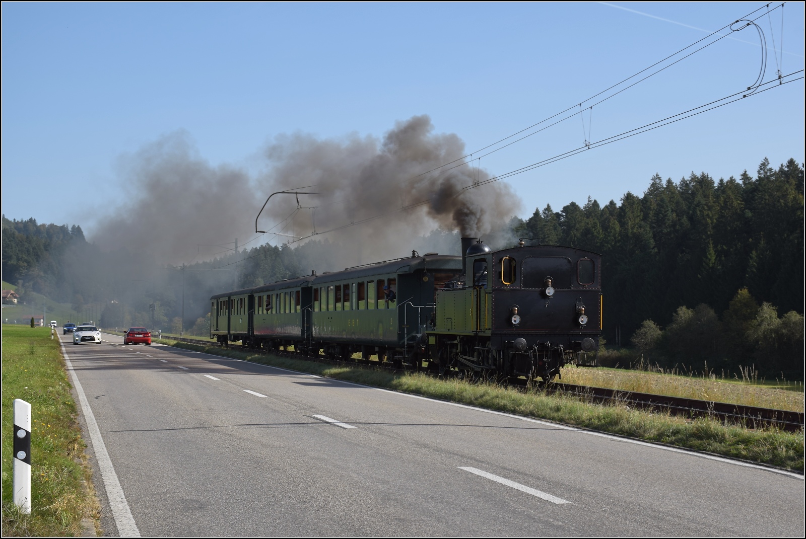 Dampftage Huttwil.

Ed 3/4 2 der Solothurn-Münster-Bahn auf dem Weg nach Sumiswald-Grünen. Vorder Gasse, Oktober 2023.