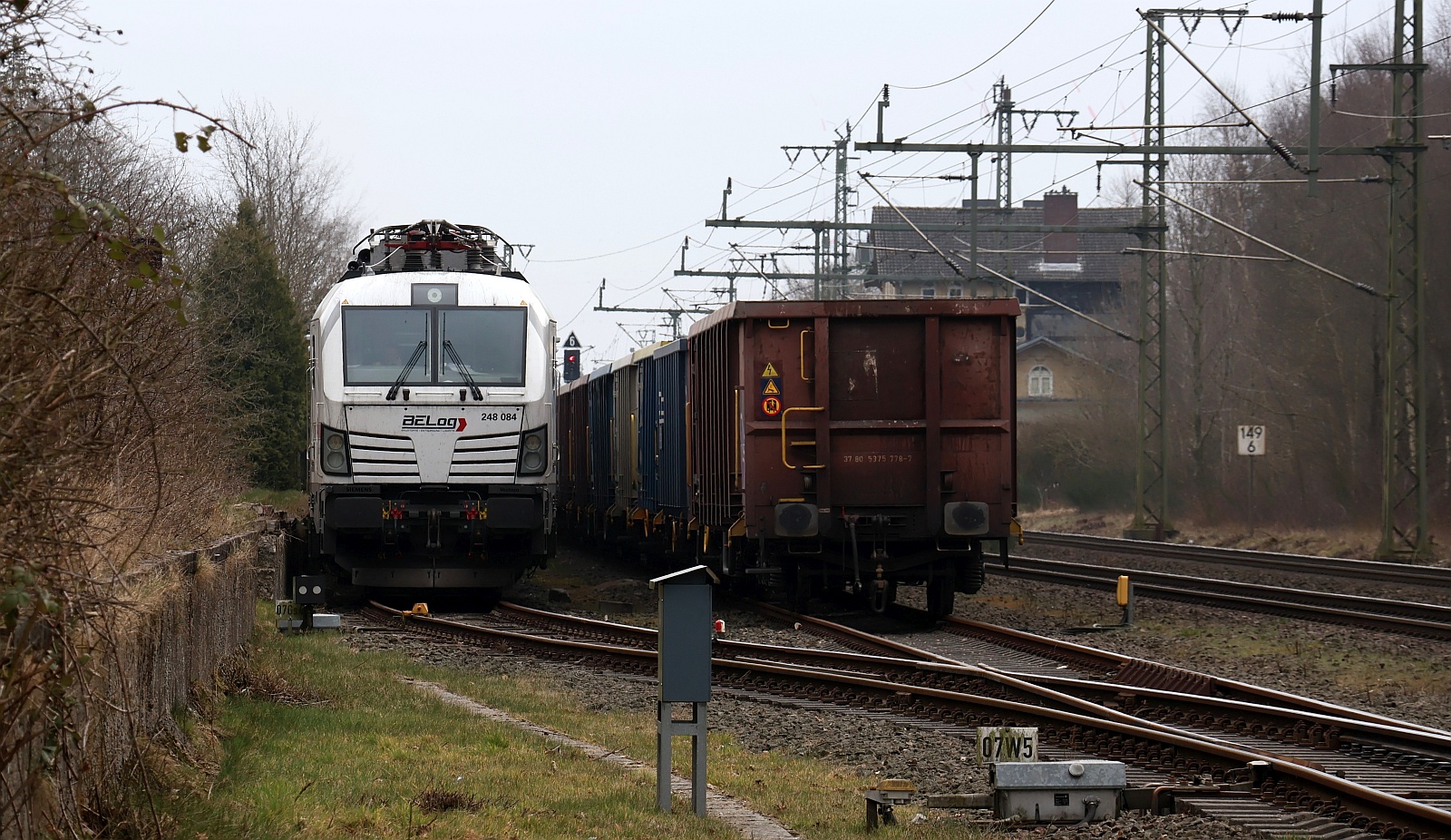 Dann zog die Lok mit dem inzwischen leeren Teil des Düngerzuges vor bis zur Gleissperre. Jübek 25.03.2025 b