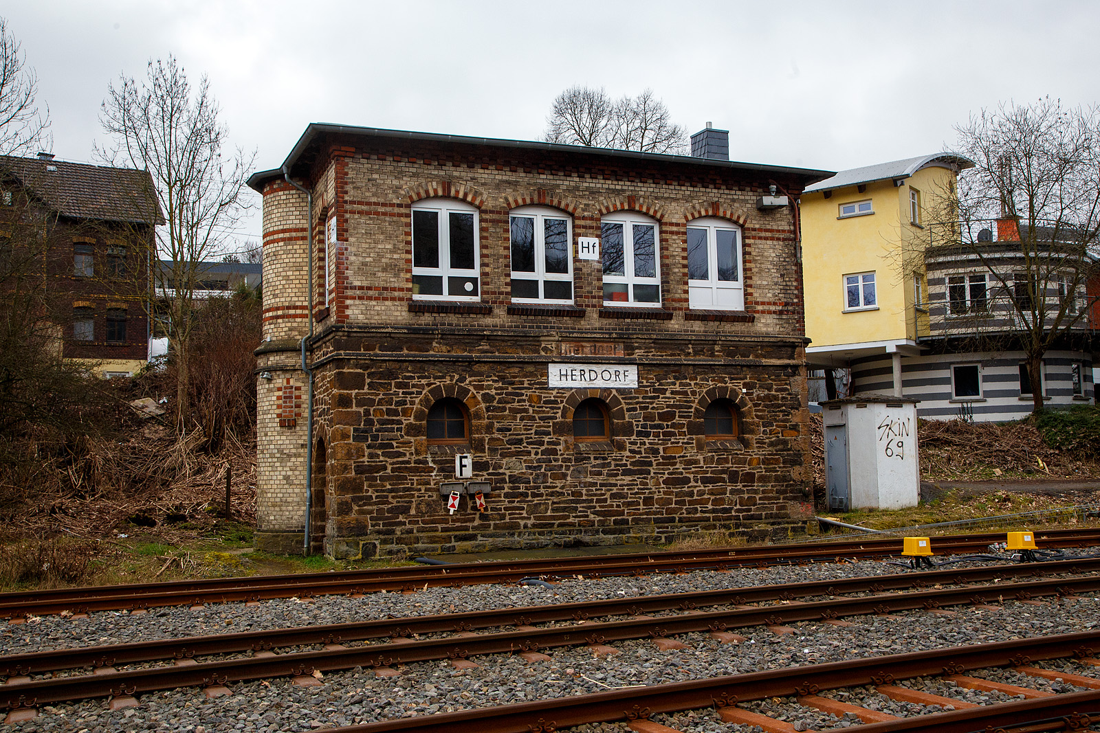 Das 1901 gebaute mechanische Stellwerk Herdorf Fahrdienstleiter (Hf), hier am 04.03.2023. Die beiden Stellwerke in Herdorf (Hf und Ho) sind in der Bauform Jüdel. Die Stellwerke der Bauform Jüdel (Max Jüdel & Co, Braunschweig) sind neben der Einheitsbauform am häufigsten in Deutschland anzutreffen. Viele andere Stellwerkshersteller haben Jüdel-Stellwerke in Lizenz gefertigt und dabei mehr oder weniger starke Änderungen vorgenommen.