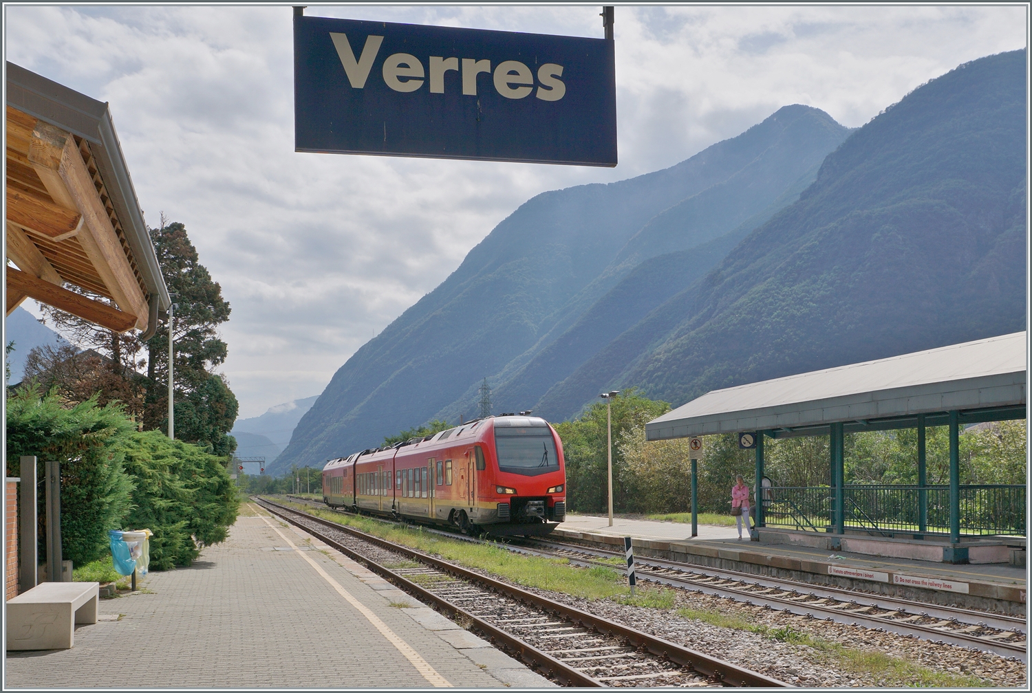 Das  andere Mal  liess nicht lange auf sich warten, bereist auf der Rückreise legten wir in Pont S.Martin und Verres erneut einen kurzen Stop ein und in Verres konnte ich dann endlich einen FS Trenitalia BTR 813 fotografieren: der FS Treniatlia BTR 813 001 erreicht bei gedämpftem Gegenlicht als RV VdA 2725 von Torino nach Aosta den Bahnhof von Verres. 

17. September 2023