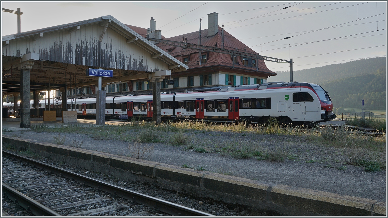 Das Bild mit dem SBB Flirt3 als S2 nach Aigle vermittelt etwas von der heutigen Ambiente des Bahnhof von Vallorbe, da ist es schwer vorzustellen, dass hier mal grosse Express Züge mit klangvollen Namen gehalten haben.

21. Juli 2022