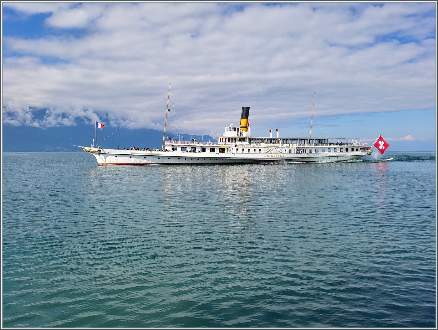 Das CGN Kursschiff  LA SUISSE  bei Vevey vor dem Hintergrund der Savyoer Alpen (Frankreich)

4. Juni 2024