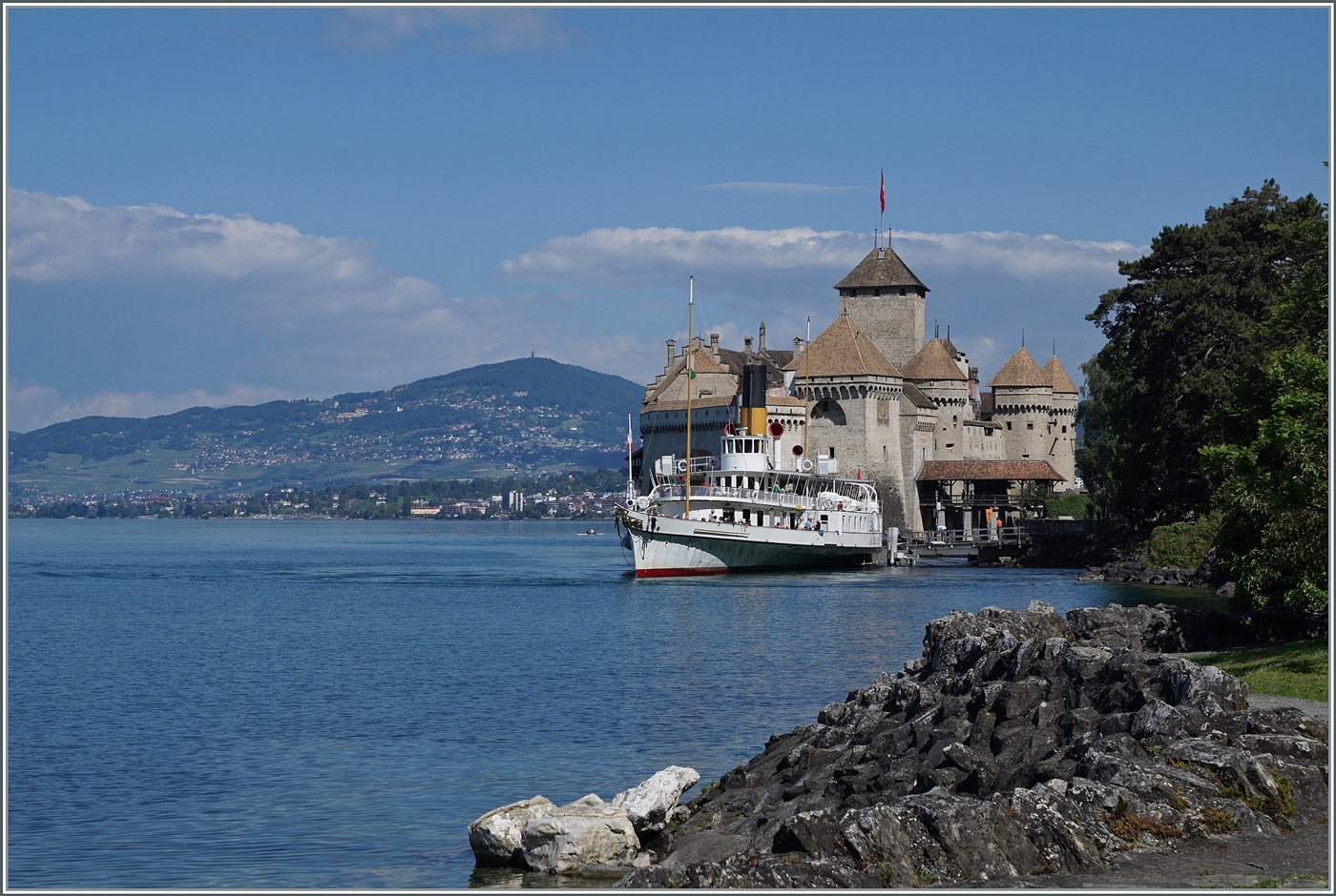 Das CGN Kursschiff  LA SUISSE  verlässt nach einem kurzen Halt die Schiffsanlegestelle Château de Chillon, im Hintergrund das namensgebende Schloss. 

5. Juni 2024