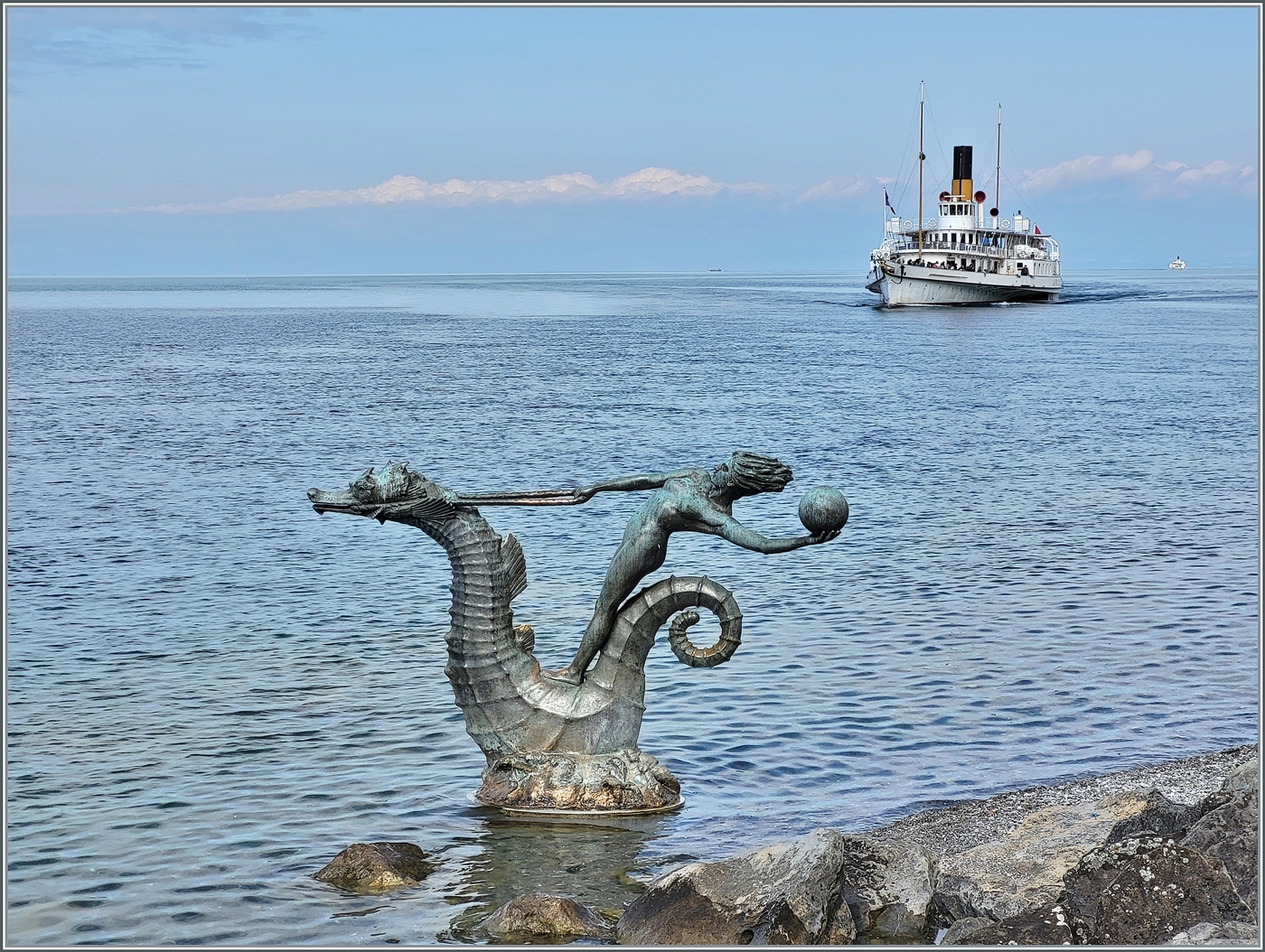 Das CGN Kursschiff von Lausanne nach Saint-Gingolph (und weiter als Rundfahrt) erreicht in Kürze Vevey. Der Kurs wird heute vom Dampfschiff  LA SUISSE  geleistet.

4. Juni 2024  