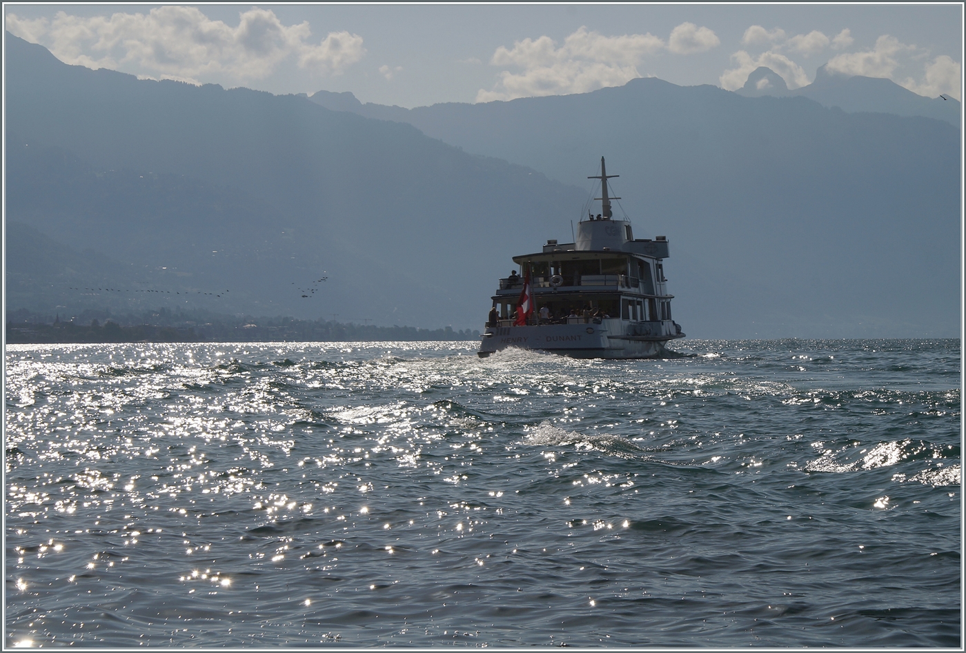 Das CGN Motorschiff HERNY - DUNANT ist auf der Fahrt von Lausanne Ouchy nach St-Gingolph und hat die Anlegestelle Rivaz St-Saphorin verlassen und steuert nun Vevey-Marché an.

16. August 2024