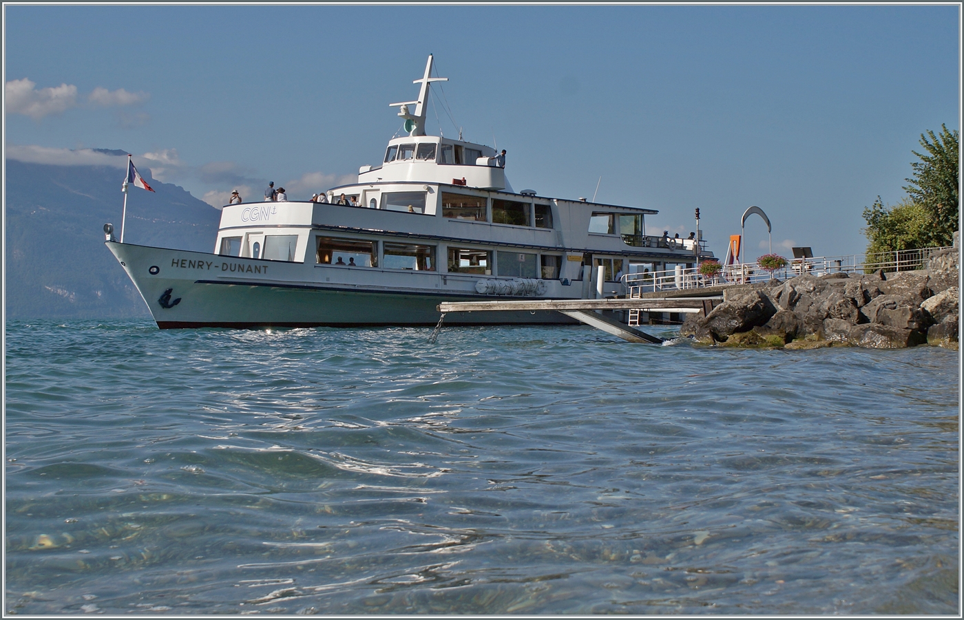 Das CGN Motorschiff HERNY - DUNANT ist auf der Fahrt von Lausanne Ouchy nach St-Gingolph und legt in Rivaz St-Saphorin an.

16. August 2024