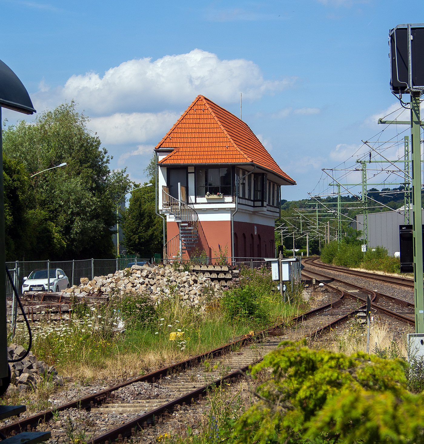 Das ehemalige mech. Stellwerk Essen-Kupferdreh (Kub) am 18 Juli 2015. 

Das Fahrdienstleiter Stellwerk der Bauform Jüdel ist außer Betrieb und wird heute privat genutzt. Es liegt nahe dem alten Bahnhof Kupferdreh, an der KBS 450.9 (DB-Streckennummer 2723 W-Vohwinkel - E-Kupferdreh; 2400 E-Kupferdreh - E-Überruhr (Düsseldorf – Hagen). Nach links der Abzweig zum ehem. Keilbahnhof Kupferdreh und Gleisanschluss zur Hespertalbahn, sowie der ehem. Ruhrtalbahn von Essen über Heisingen nach Werden.

Das in Sichtweite zum Empfangsgebäude errichtete Stellwerk verweist schon durch seine Größe auf die ehemalige Bedeutung des Bahnhofs Kupferdreh. Das Erdgeschoß des Stellwerks ist sockelartig in Ziegelstein gemauert mit stichbogigen Blendnischen zur Straße und Fenstern zur Gleisseite für die Belichtung der Spannwerksräume. Das Obergeschoß für den Fahrdienstleiter ist in Holzfachwerk ausgebildet. Von den beiden Erkern zur Gleisseite zur besseren Beobachtung des Fahr- und Rangierbetriebes ist nur der rechte erhalten geblieben. Das Stellwerk wurde durch Sanierung in der baulichen Substanz stark erneuert.
