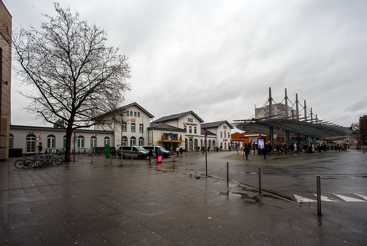 Das Empfangsgebäude vom Hauptbahnhof Siegen vom Vorplatz am 29 Dezember 2023. Rechts der ZOB (Zentrale Omnibusbahnhof) nur Buse fahren hier gerade, wegen einer Bauerndemo, keine.