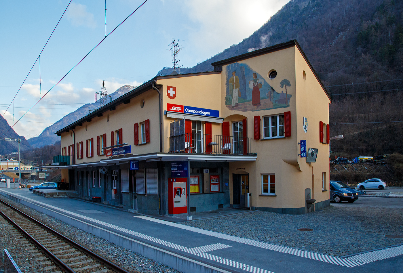 Das Empfangsgebäude vom RhB Bahnhof Campocologno (553 m ü. M.) an der Berninabahn (km 57,649) am 20 Februar 2017. 

Campocologno liegt zwischen Brusio und dem italienischen Tirano direkt an der Staatsgrenze Schweiz–Italien, so ist er vom Berninapass kommend der letzte (südlichste) Bahnhof auf RhB auf Schweizerstaatsgebiet. Mit seiner Höhe von 553 m ü. M. ist Campocologno der tiefstgelegene Ort des Puschlavs. Das Dorf hat rund 100 Einwohner, einen Straßenzoll, eine Kirche (Baujahr 1910–1914), ein Kraftwerk und den Bahnhof an der Berninabahn.