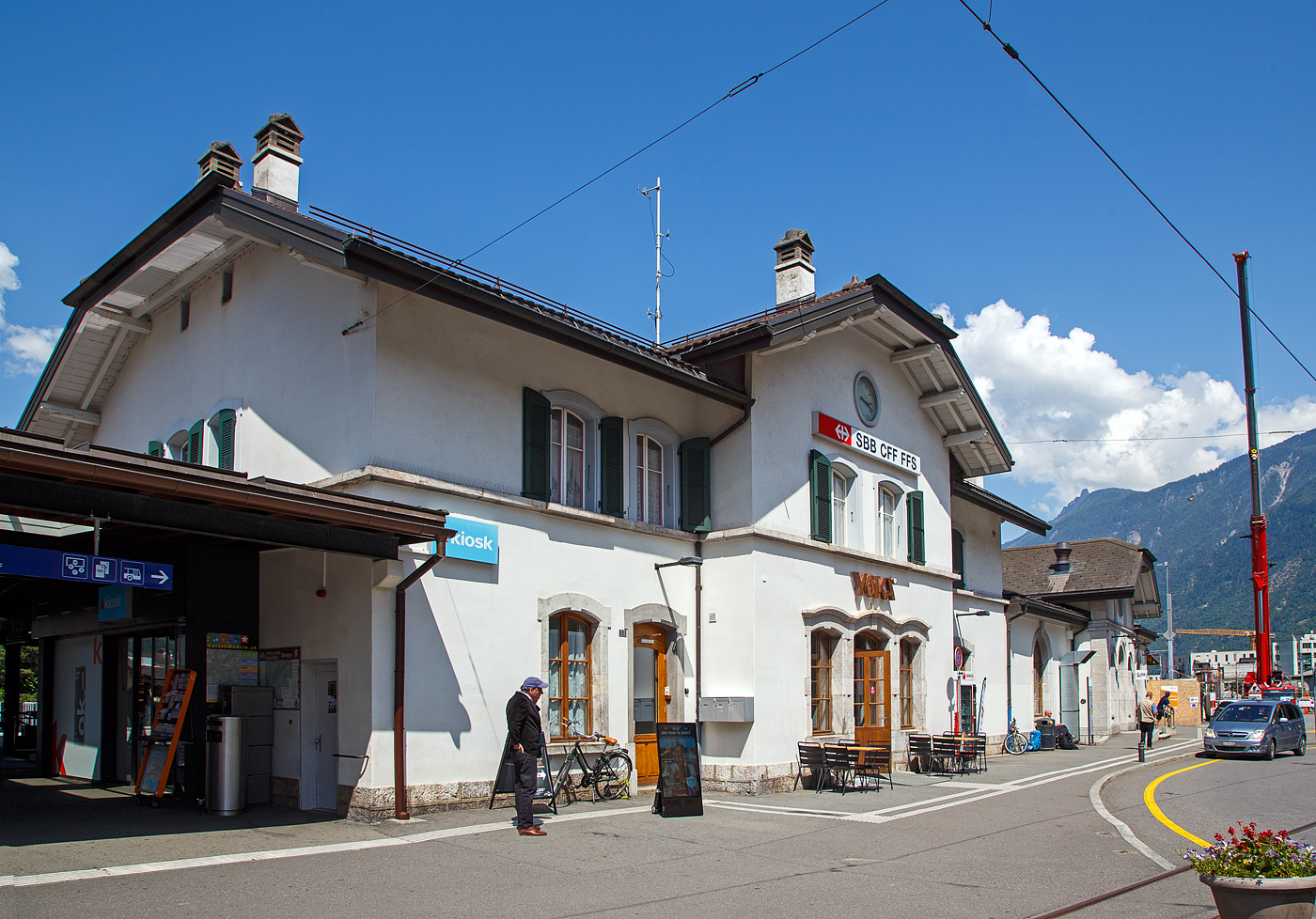 Das Empfangsgebäude vom SBB Bahnhof Martigny (deutsch Martinach) am 26.05.2023, vom Vorplatz gesehen.

Hier links vom Gebäude (nicht im Bild) ist der schmalspurige Bahnhof (Gleis 40 und 41) der TMR - Transports de Martigny et Régions, ex Martigny-Châtelard-Bahn (MC), für den „Mont-Blanc Express“. Von wo man via Châtelard nach Vallorcine (F) fahren kann. Von Vallorcine kann man dann mit der SNCF (auch schmalspurig) die weiterführende Bahnstrecke via Chamonix-Mont-Blanc nach Saint-Gervais weiterfahren.

Rechts unten sieht man das schmalspurige Gleis vom TMR Bahnhof zur Remise. 