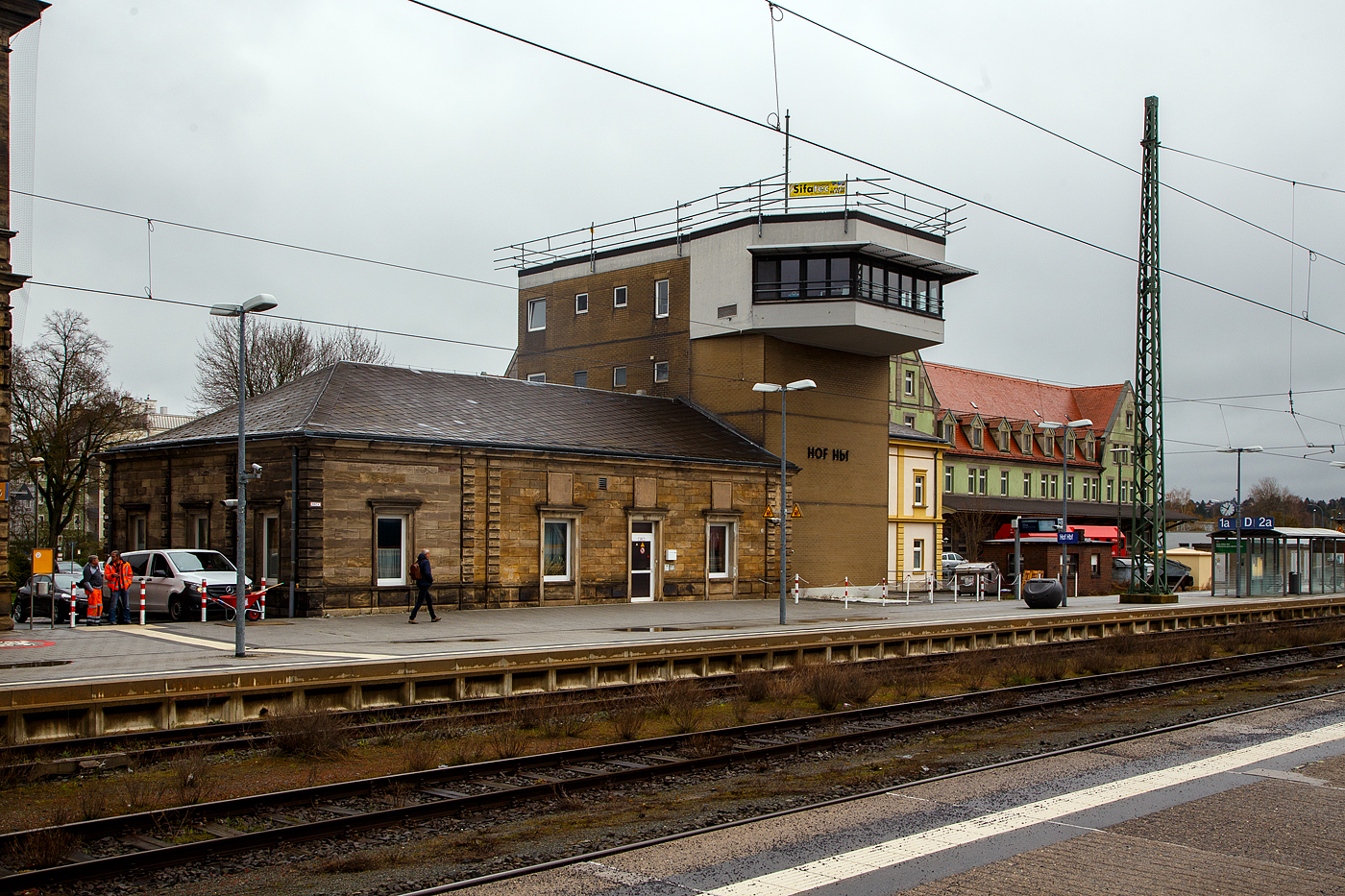 Das Fdl.-Stellwerk Hof Hbf, beim Hauptbahnhof Hof am 17.04.2023.