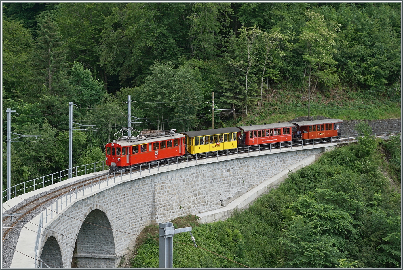 Das  Festival Suisse de la vapeur  (Schweizer Dampffestival 2025) begeistert auch immer wieder mit eklektisch betriebenen Zügen wie z.B. hier mit dem Riviera Belle Epoque Zug von Chaulin nach Vevey, welcher bei Vers chez Robert den frisch sanierten Baye de Clarens Viadukt erreicht. 

9. Juni 2025