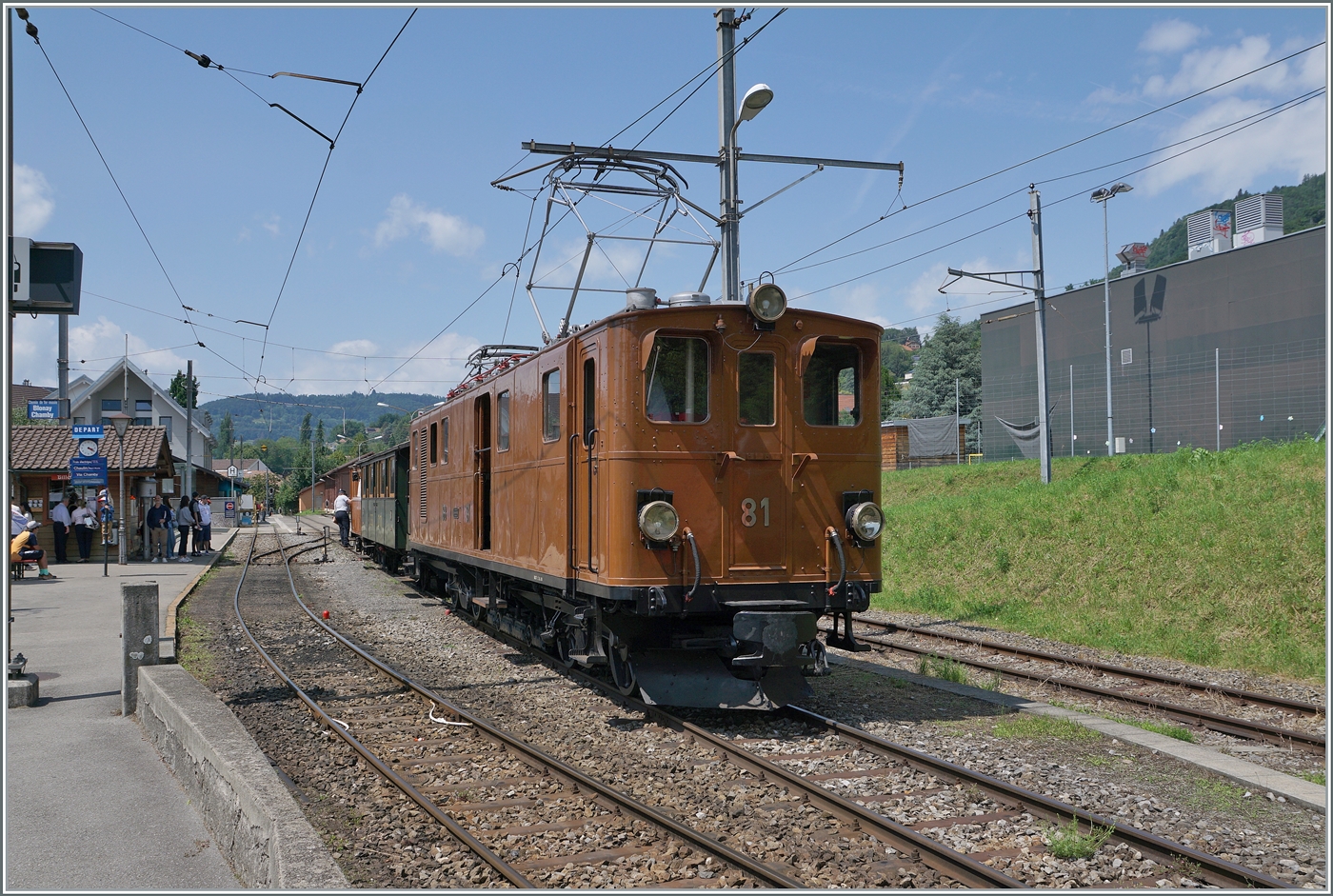 Das  Festival Suisse de la vapeur  (Schweizer Dampffestival 2025) begeistert (zumindest mich) auch immer wieder mit eklektisch betriebenen Zügen wie hier die herrliche Bernina Bahn  RhB Ge 4/4 81 der Blonay Chamby Bahn welche mit einem Zug in Blonay auf die Freigabe zum Rangieren wartet. 

8. Juni 2025