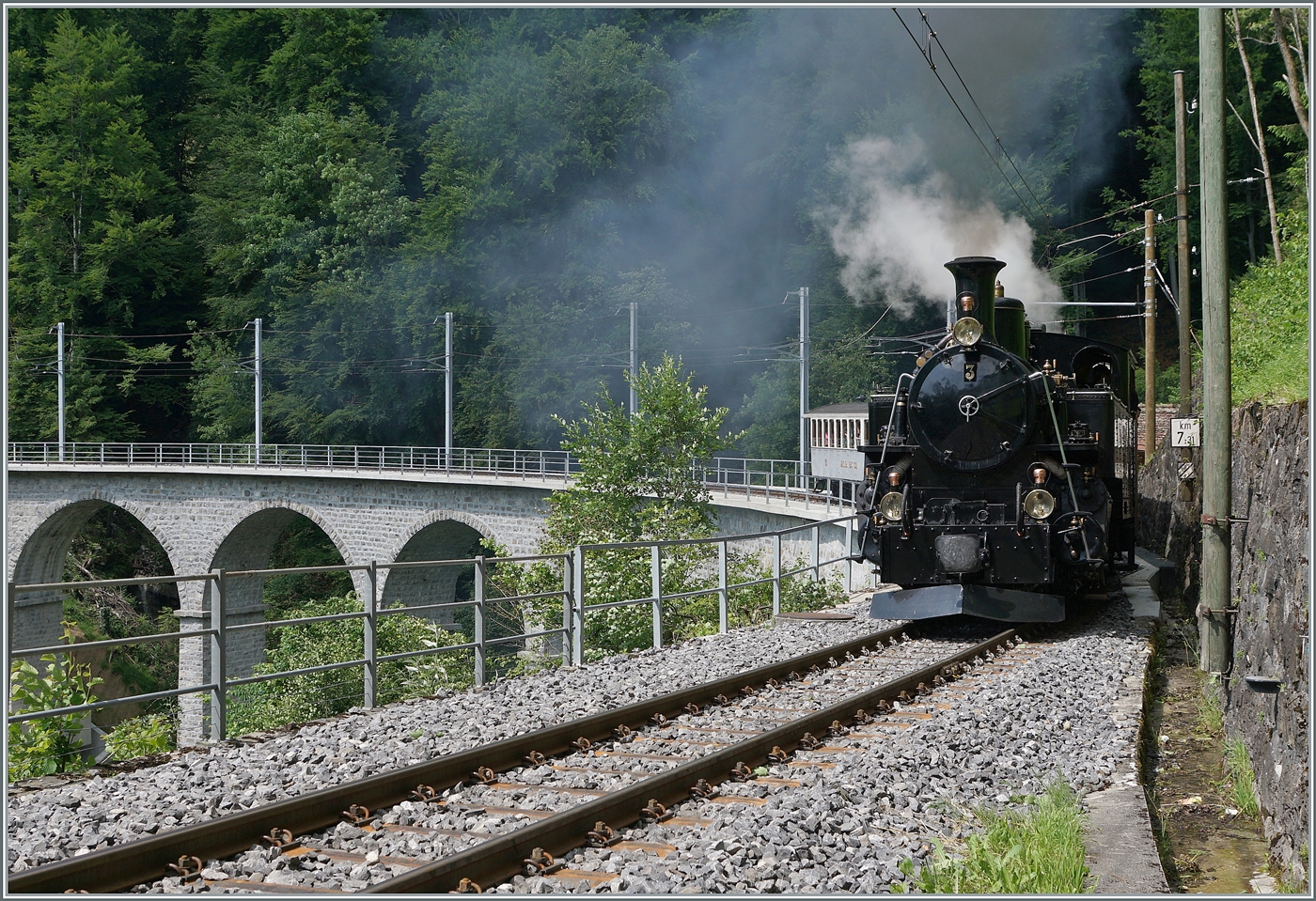 Das  Festival Suisse de la vapeur  (Schweizer Dampffestival 2025) Die Brücke über die Baye de Clarens ist saniert und die HG 3/4 N° der Blonay Chamby Bahn auf dem Weg mit ihrem Dampfzug von Blonay nach Chaulin überquert die Brücke weiterhin mit einer Geschwindigkeit von nur 10 km/h. 

8. Juni 2025