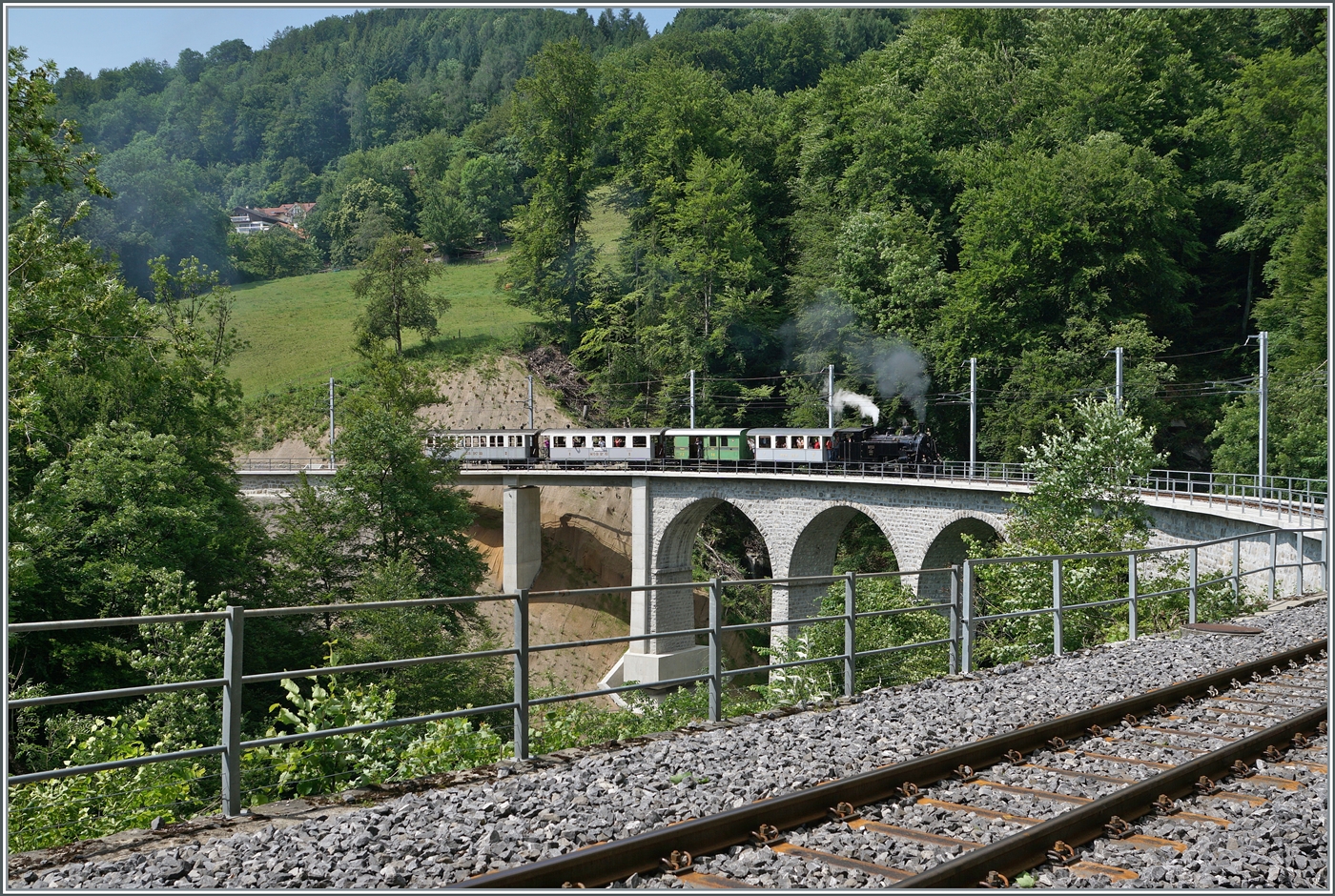 Das  Festival Suisse de la vapeur  (Schweizer Dampffestival 2025) Die Brücke über die Baye de Clarens ist saniert und die HG 3/4 N° der Blonay Chamby Bahn auf dem Weg mit ihrem Dampfzug von Blonay nach Chaulin überquert die Brücke weiterhin mit einer Geschwindigkeit von nur 10 km/h. 

8. Juni 2025