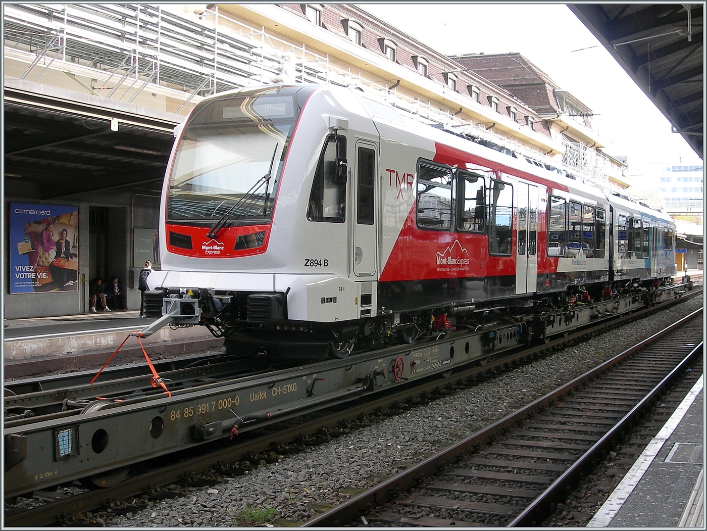 Das Gleis 2 in Lausanne ist immer wieder für Überraschungen gut; dieses Mal ist es der neue MTR/SNCF Schmalspurbahn Triebwagen Beh 4/8 (Z894) mit der UIC Nummer 90 85 838 0894-8 welcher auf dem Weg nach Martigny ist und beim Fahrtrichtungswechsel fotografiert werden konnte.

29. Oktober 2025