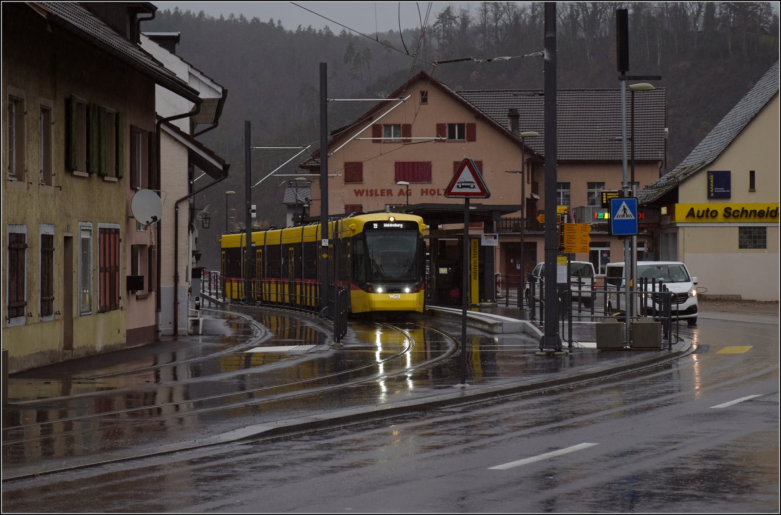 Das neue Waldenburgerli.

Ein wenig anachonistisch wirkt die Bahn in Hölstein schon. Dezember 2022.