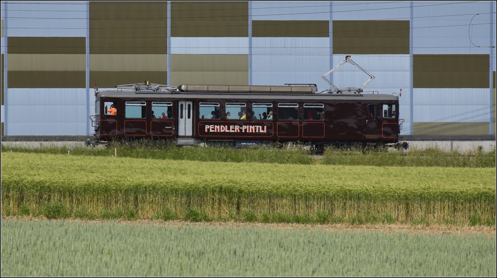 Das Pendler-Pintli Bre 4/4 1001 beim Bahnhof Lohn-Lüterkofen. Juni 2023.