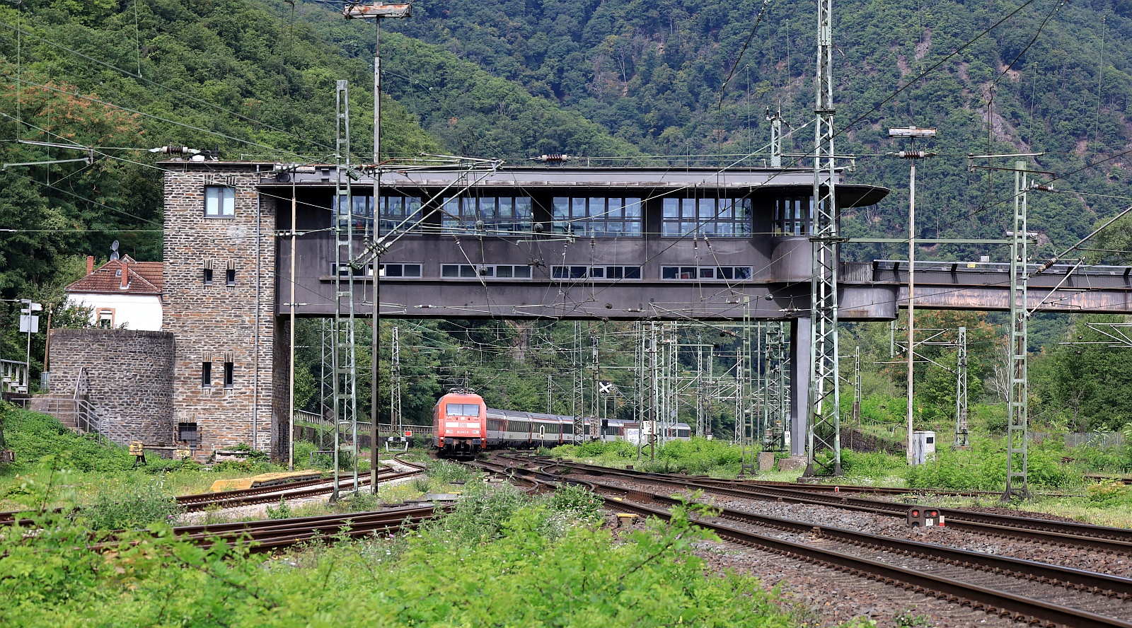 DB 101 043-8 mit EC 7 nach Basel Einfahrt Bingen am Rhein am 09.08.2025 DB 101 043-8 mit EC 7 nach Basel Einfahrt Bingen am Rhein am 09.08.2025