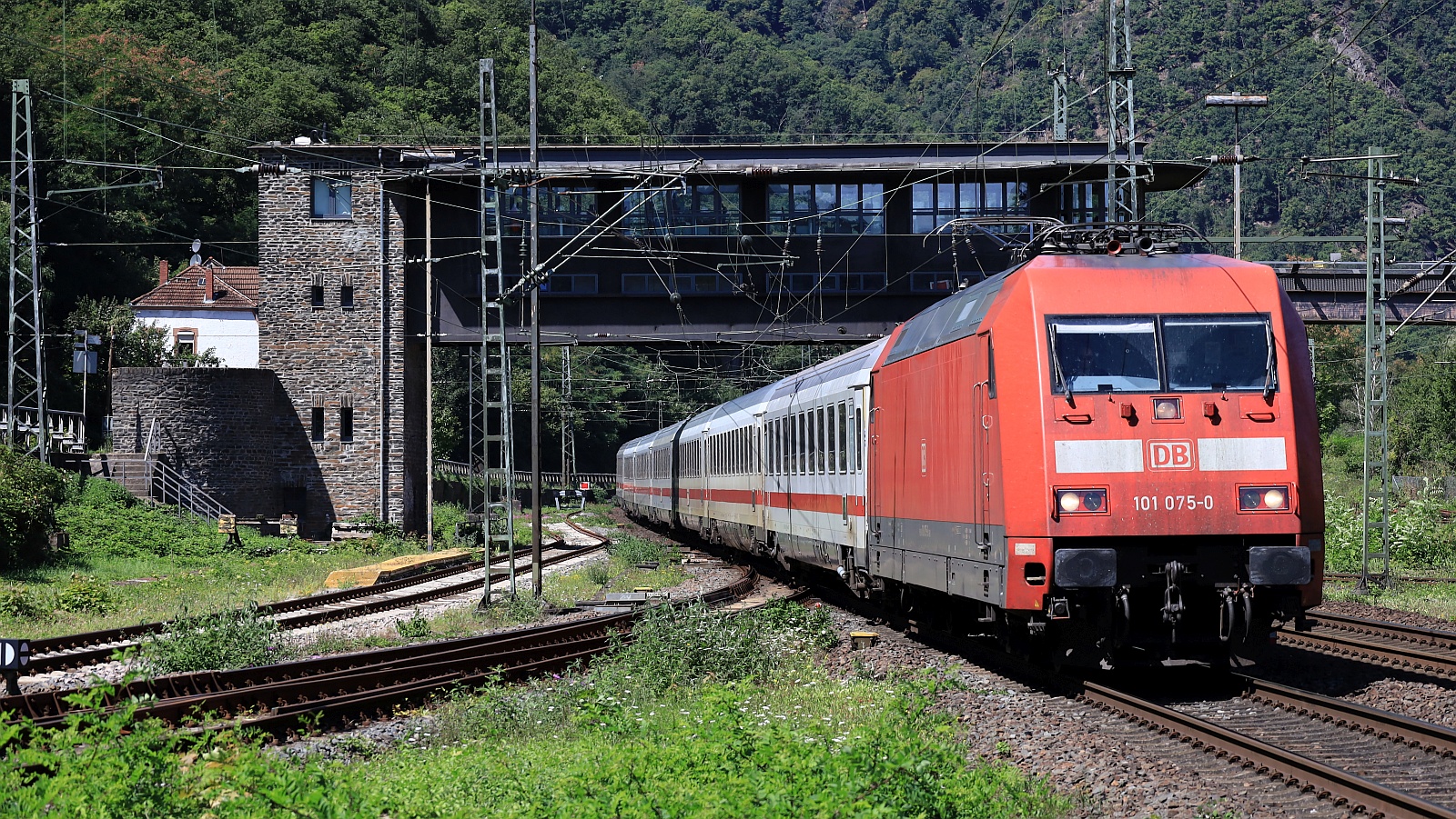 DB 101 075-0 mit IC 2013 nach Oberstdorf. Bingen 09.08.2025 DB 101 075-0 mit IC 2013 nach Oberstdorf. Bingen 09.08.2025