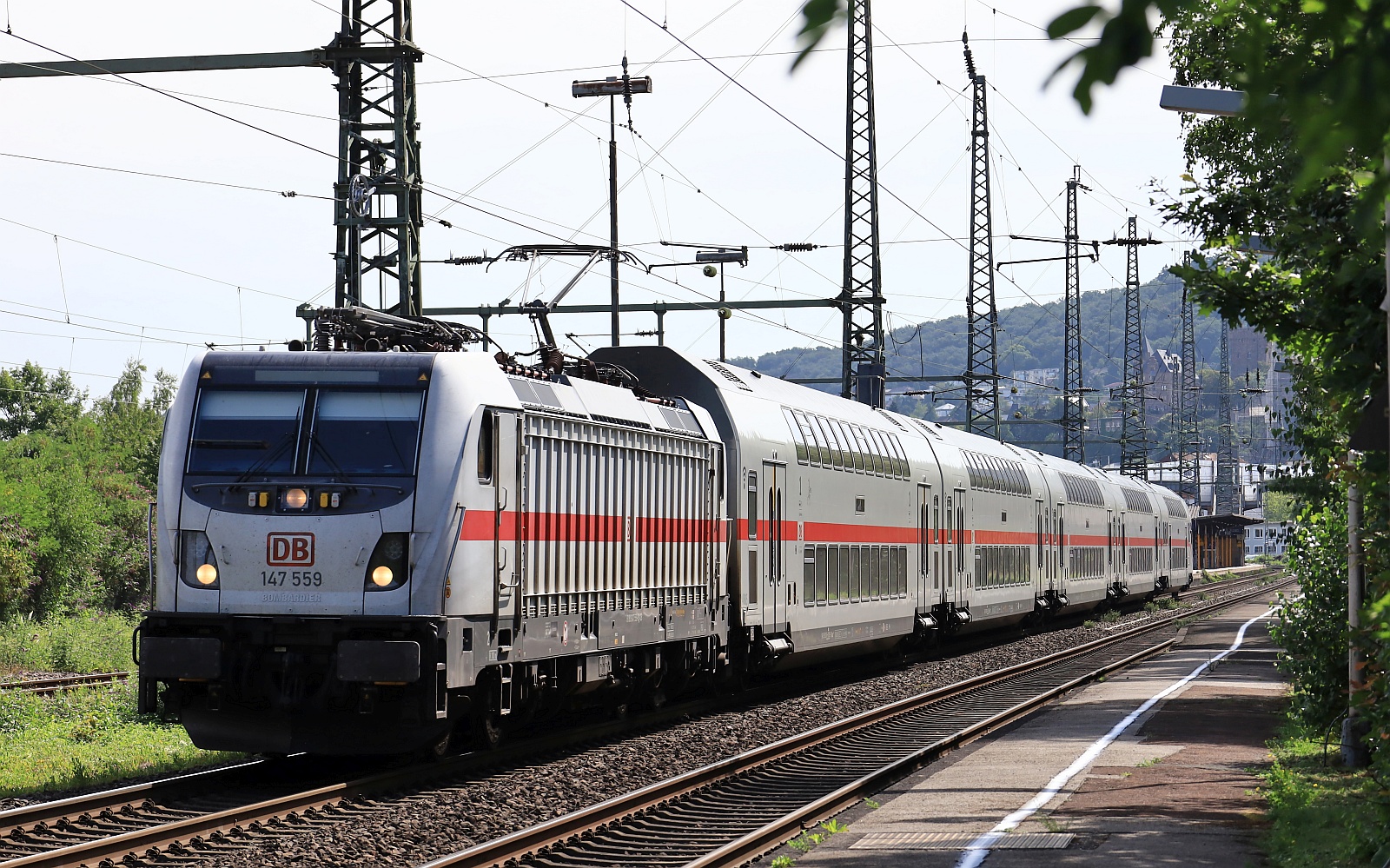 DB 147 559-9 REV/FKR X/04.10.18, Verl/LL/05.10.25 mit IC 2046 nach Dresden Hbf Ausfahrt Bingen. 09.08.2025 DB 147 559-9 REV/FKR X/04.10.18, Verl/LL/05.10.25 mit IC 2046 nach Dresden Hbf Ausfahrt Bingen. 09.08.2025