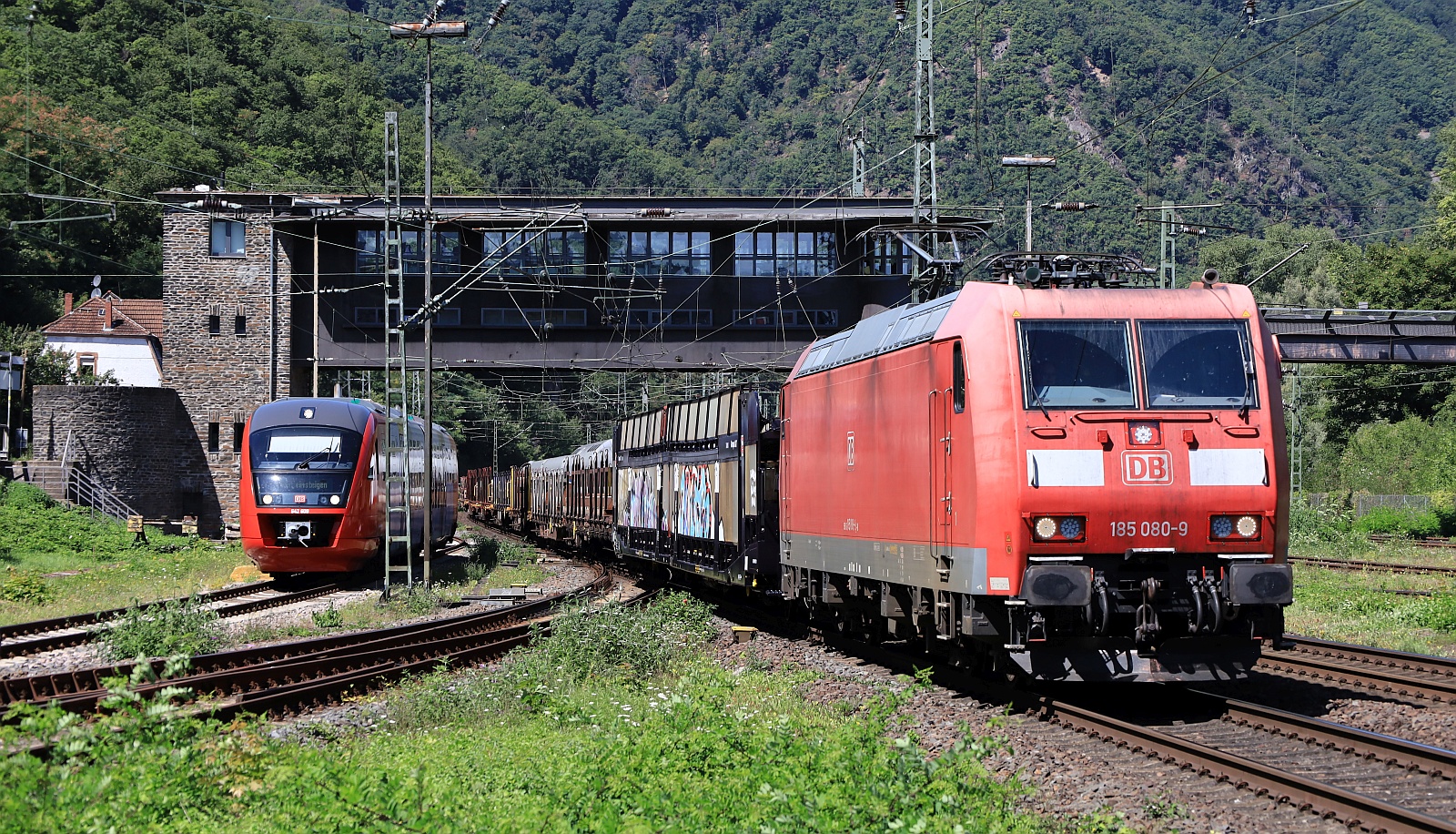 DB 185 080-8 REV/LMR 9 /13.09.18 mit Misch-Güterzug Durchfahrt Bingen am Rhein. 09.08.2025 DB 185 080-8 REV/LMR 9 /13.09.18 mit Misch-Güterzug Durchfahrt Bingen am Rhein. 09.08.2025