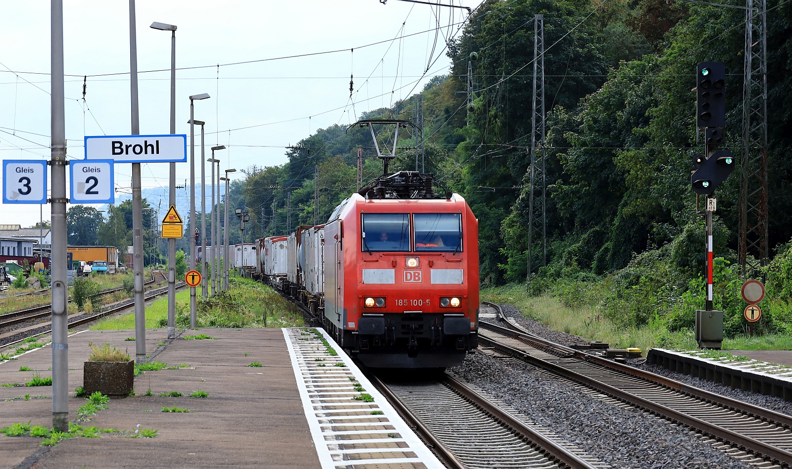 DB 185 100-5 mit Containerzug Durchfahrt Brohl am Rhein. 13.09.2023