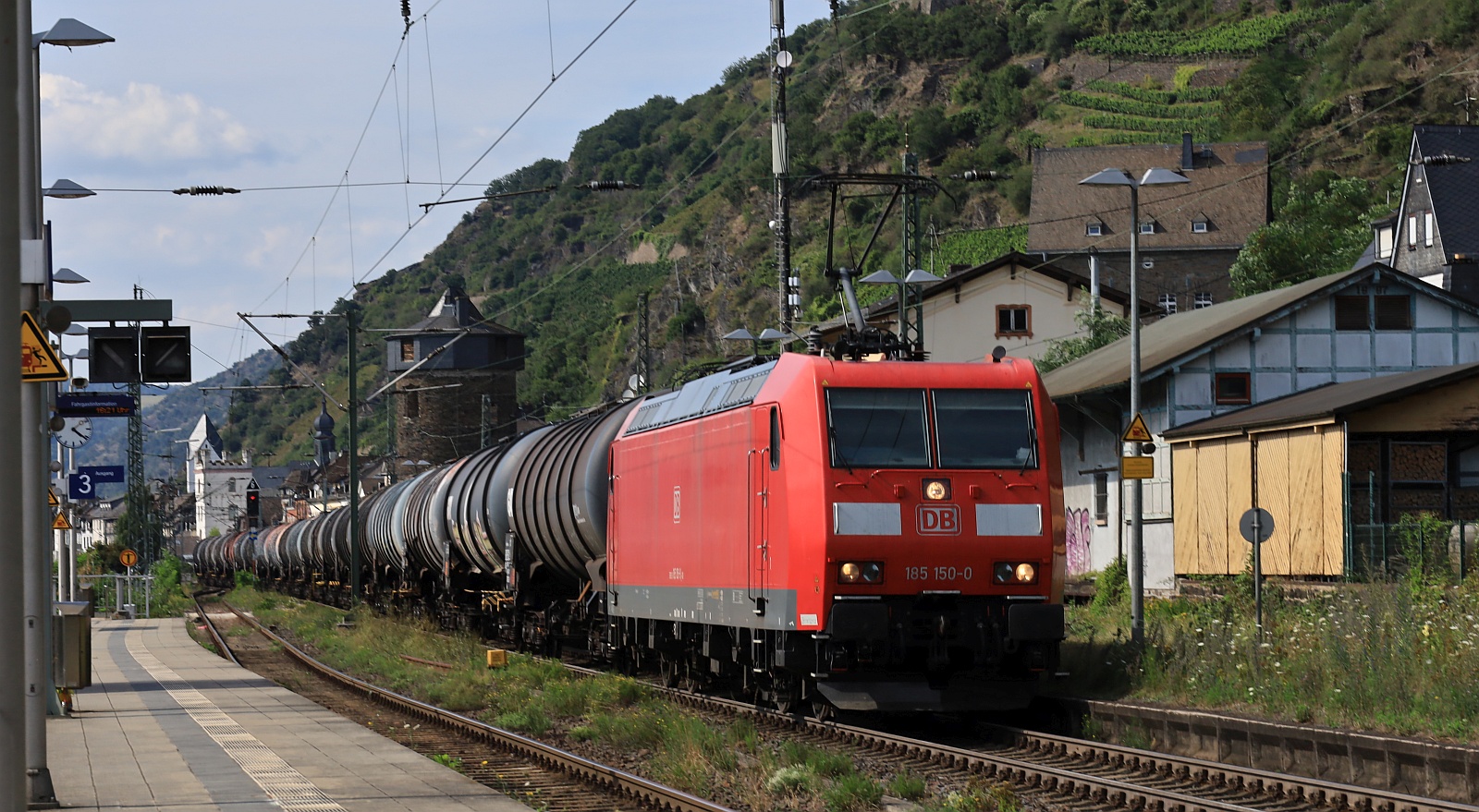 DB 185 150-0 mit Kesselwagenzug gen Rdesheim unterwegs. Kaub 06.08.2024