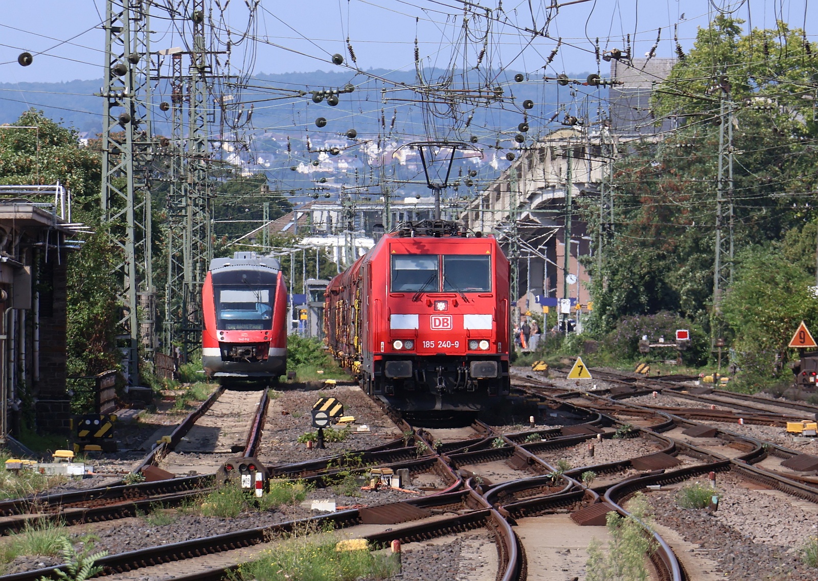 DB 185 240-9 REV/ASK Fw510/13.02.24 mit einem Ganzzug bestehend aus Ermewa Shimmns Wagen, Einfahrt Koblenz Hbf 12.08.2025 DB 185 240-9 REV/ASK Fw510/13.02.24 mit einem Ganzzug bestehend aus Ermewa Shimmns Wagen, Einfahrt Koblenz Hbf 12.08.2025